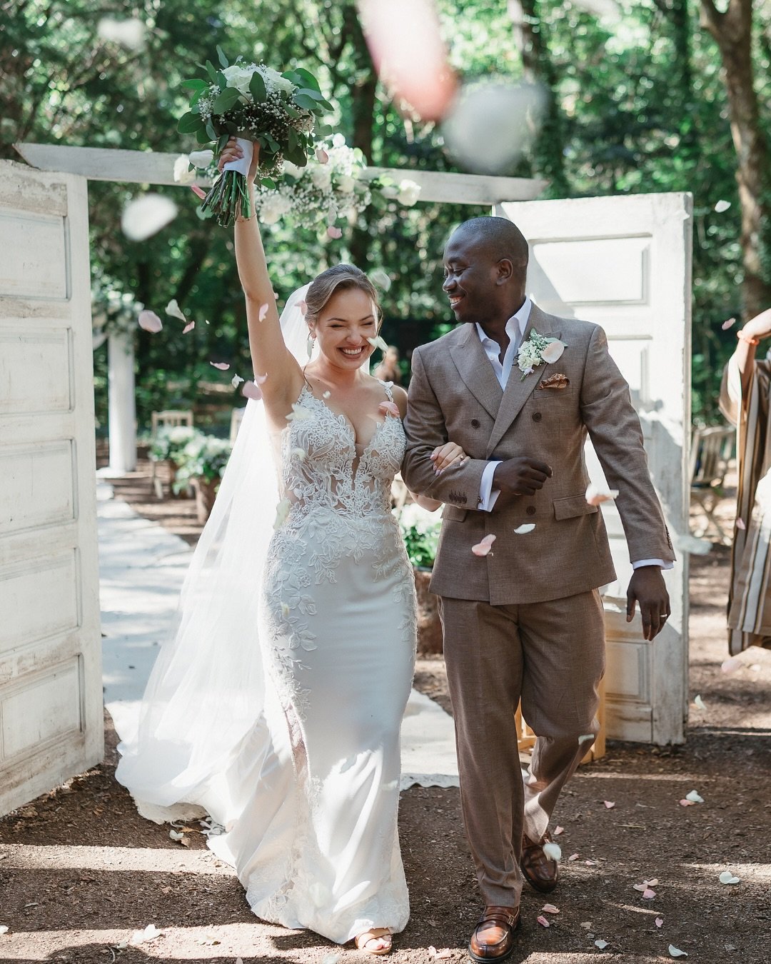A wedding full of love, joy, and emotion, a day filled with hugs, smiles, and playful moments that made every instant truly unique. 💛

This was a distinctive wedding, with special traditions and a unique tenderness felt in every detail. A poetic, ro