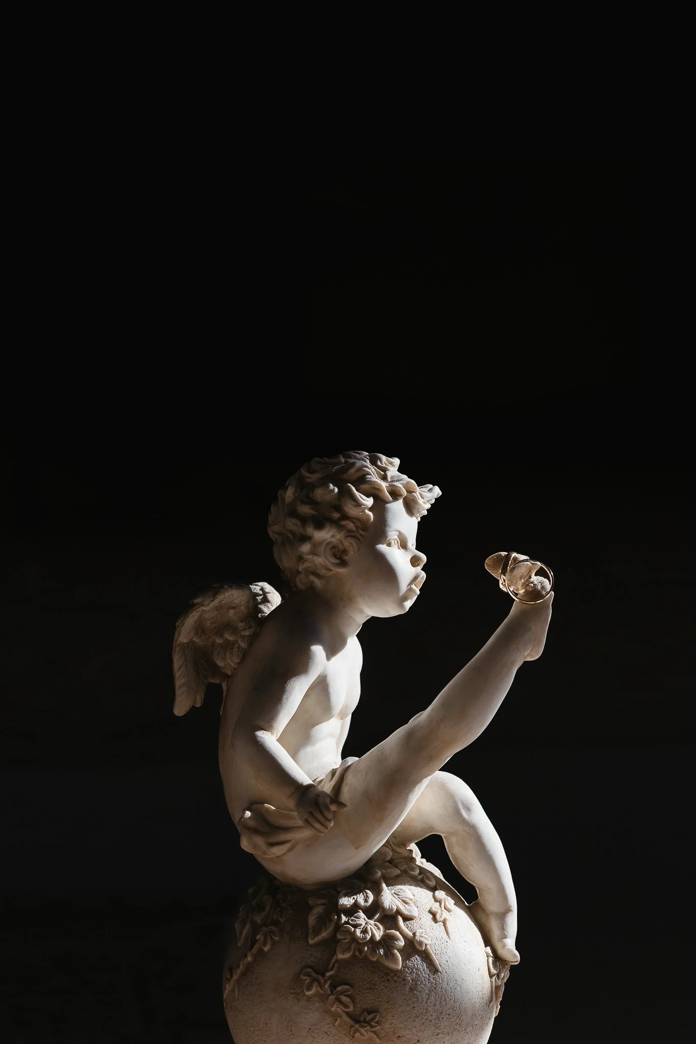 Wedding ring in a statue, Palácio da Burralha,  Águeda, Aveiro, Portugal