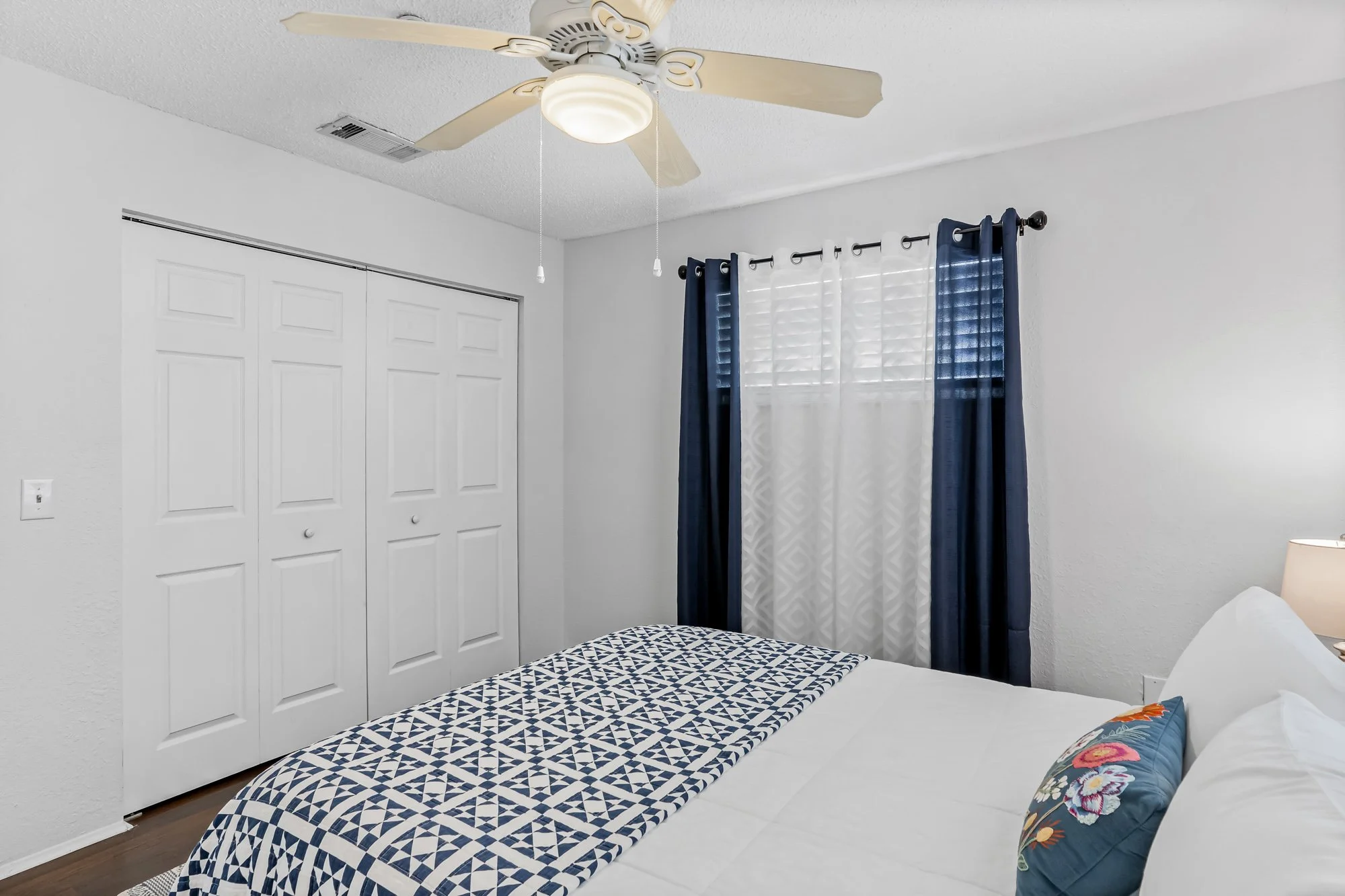 Secondary bedroom. Queen bed.