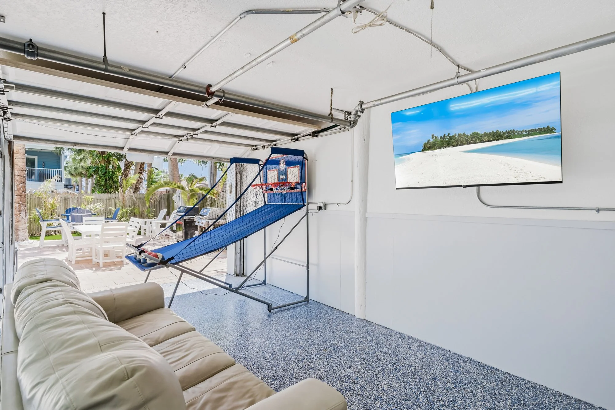 Game room tv and lounge area.