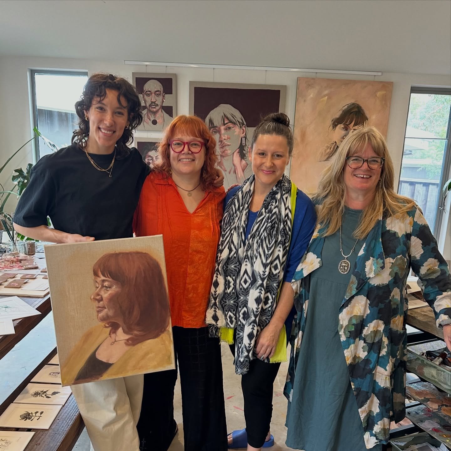 I had three very inspiring visitors to the studio 🌞

the beautiful sitter Emma who I recently painted at Sarah&rsquo;s @victorianartistssociety workshop and two incredible portrait artists I&rsquo;ve admired for quite a long time @sarahanthonyartist