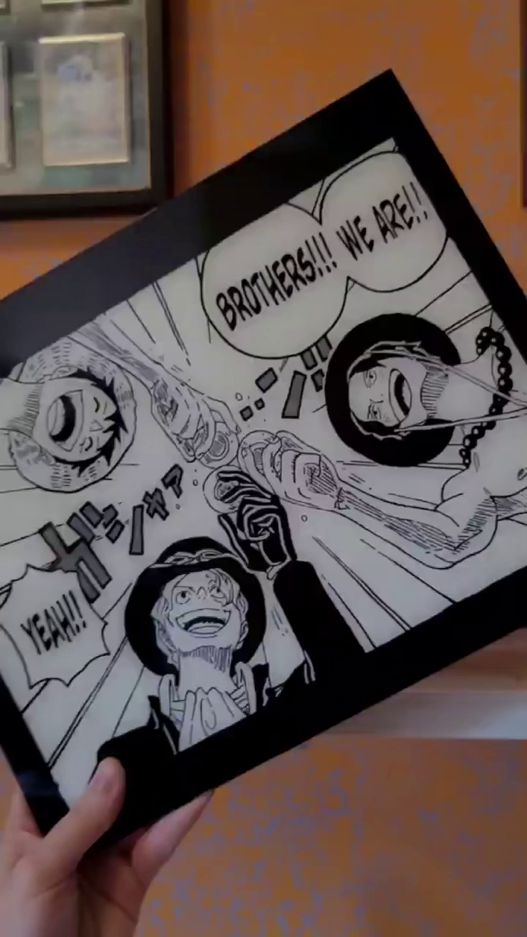 Una tavola da disegno in stile manga con personaggi di One Piece che ridono e gridano.