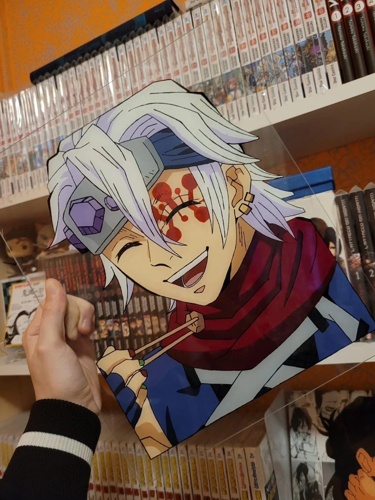 Poster di un personaggio anime con capelli bianchi, maschera sulla fronte, sorridente, con viso coperto da segni rossi, in abbigliamento blu e rosso, che tiene delle bacchette zigzag con mano fingendo di mangiare.