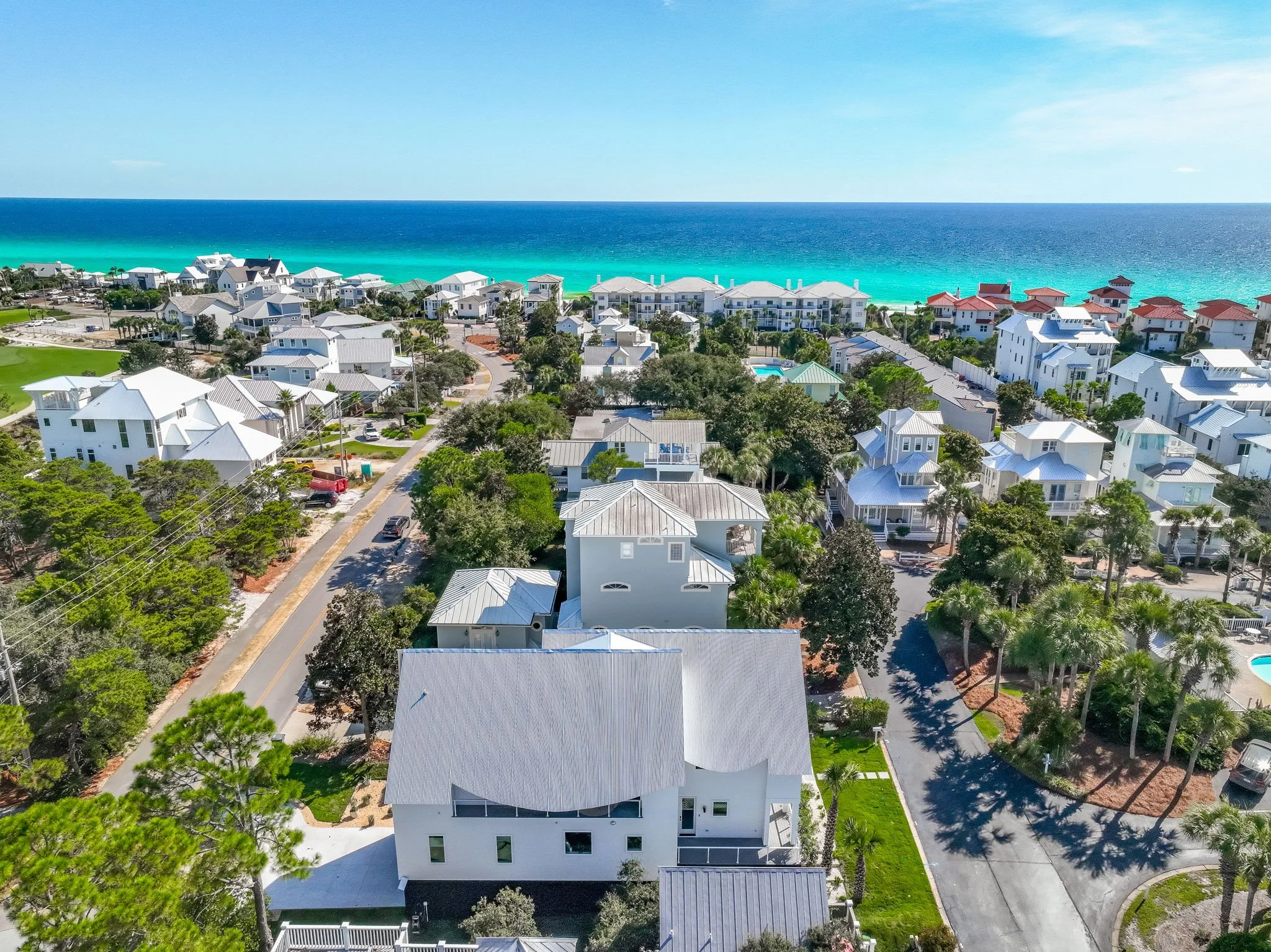 Easy access to 30A’s sugar-white beaches just minutes from the guest house.