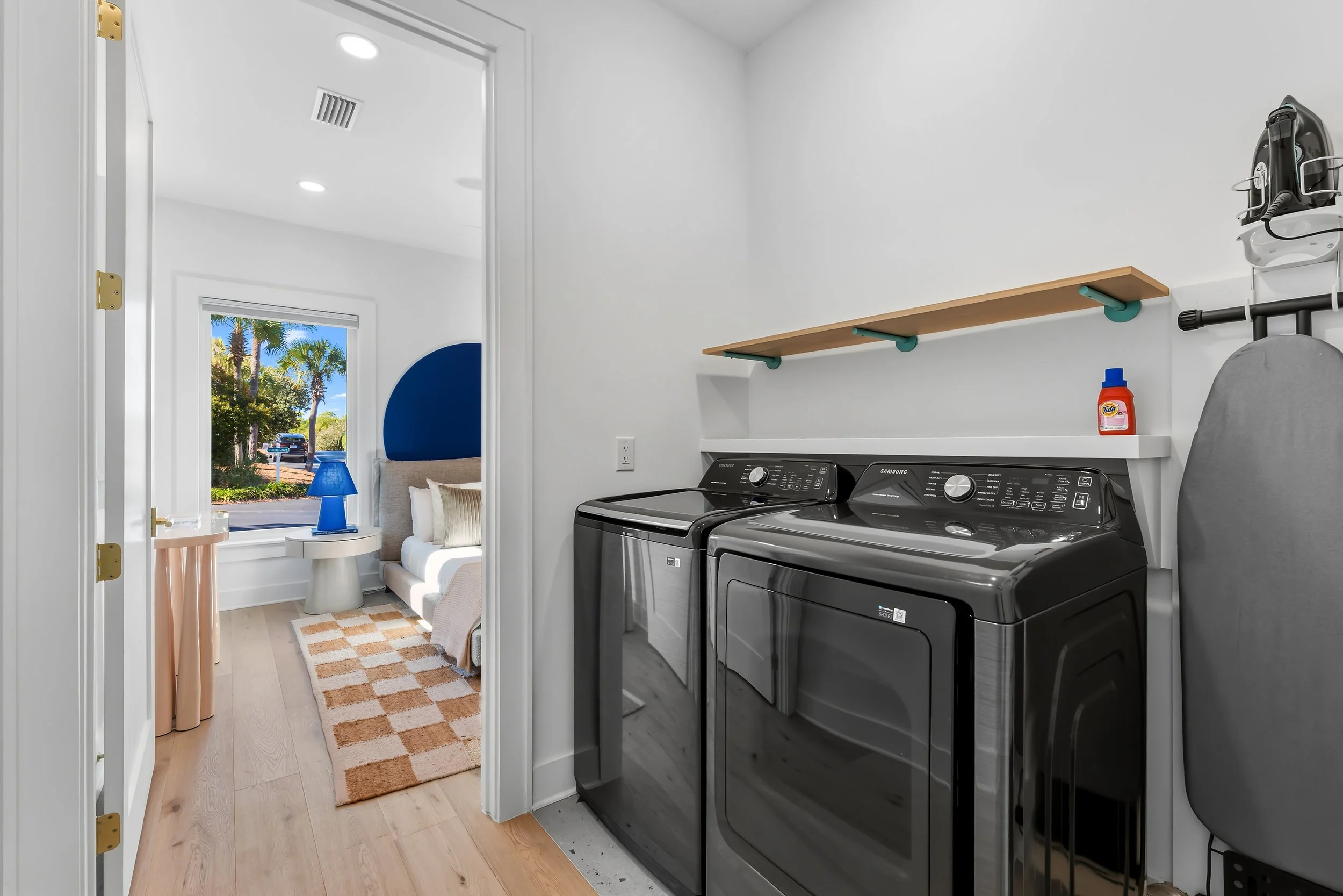 Dedicated laundry space with washer and dryer, designed for convenience during longer beach stays at Kate’s House.