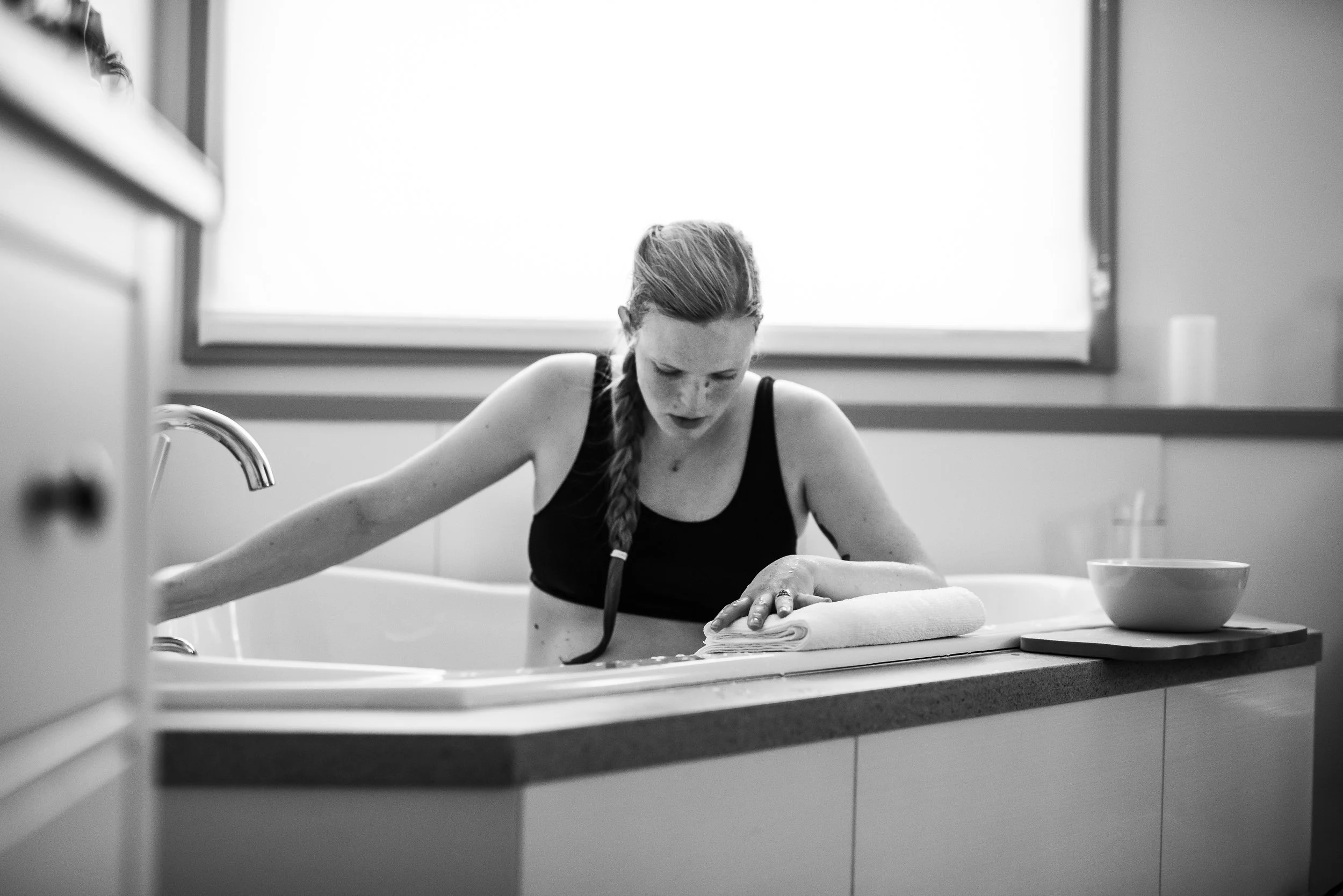 a birth doula supporting unmedicated waterbirths in birth centers in portland oregon