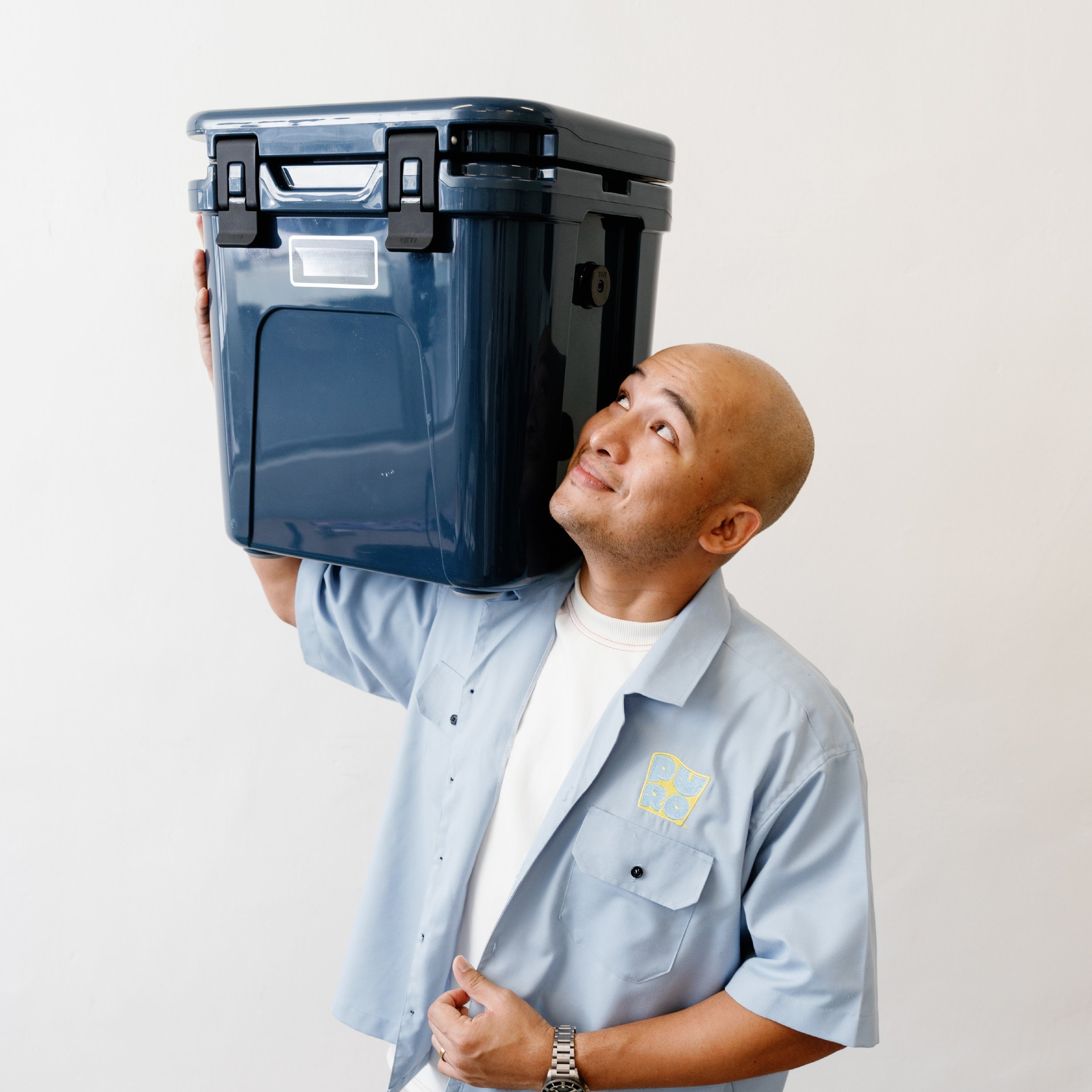 Puro man carrying a cooler box
