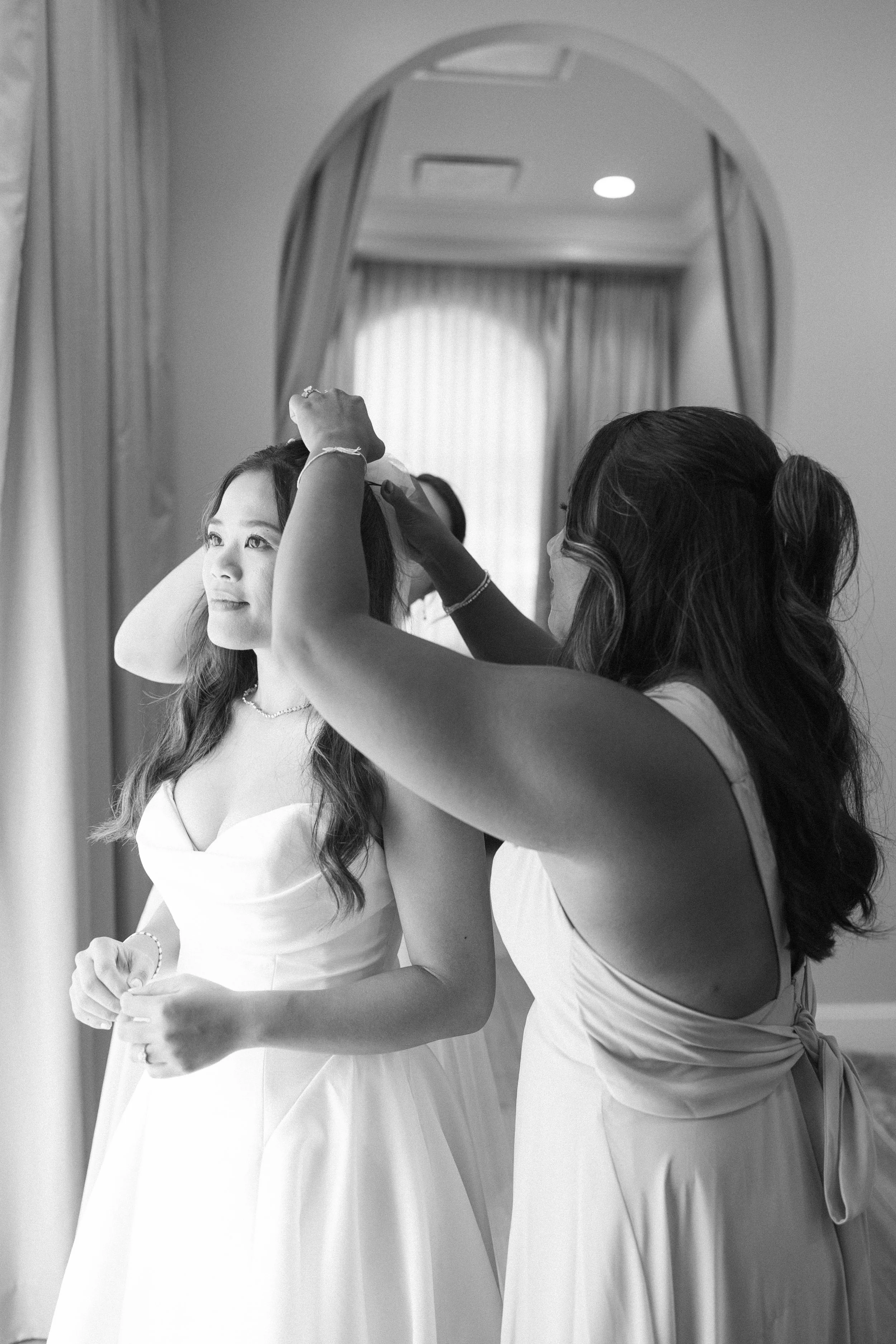 Bride putting her veil in Tampa Florida