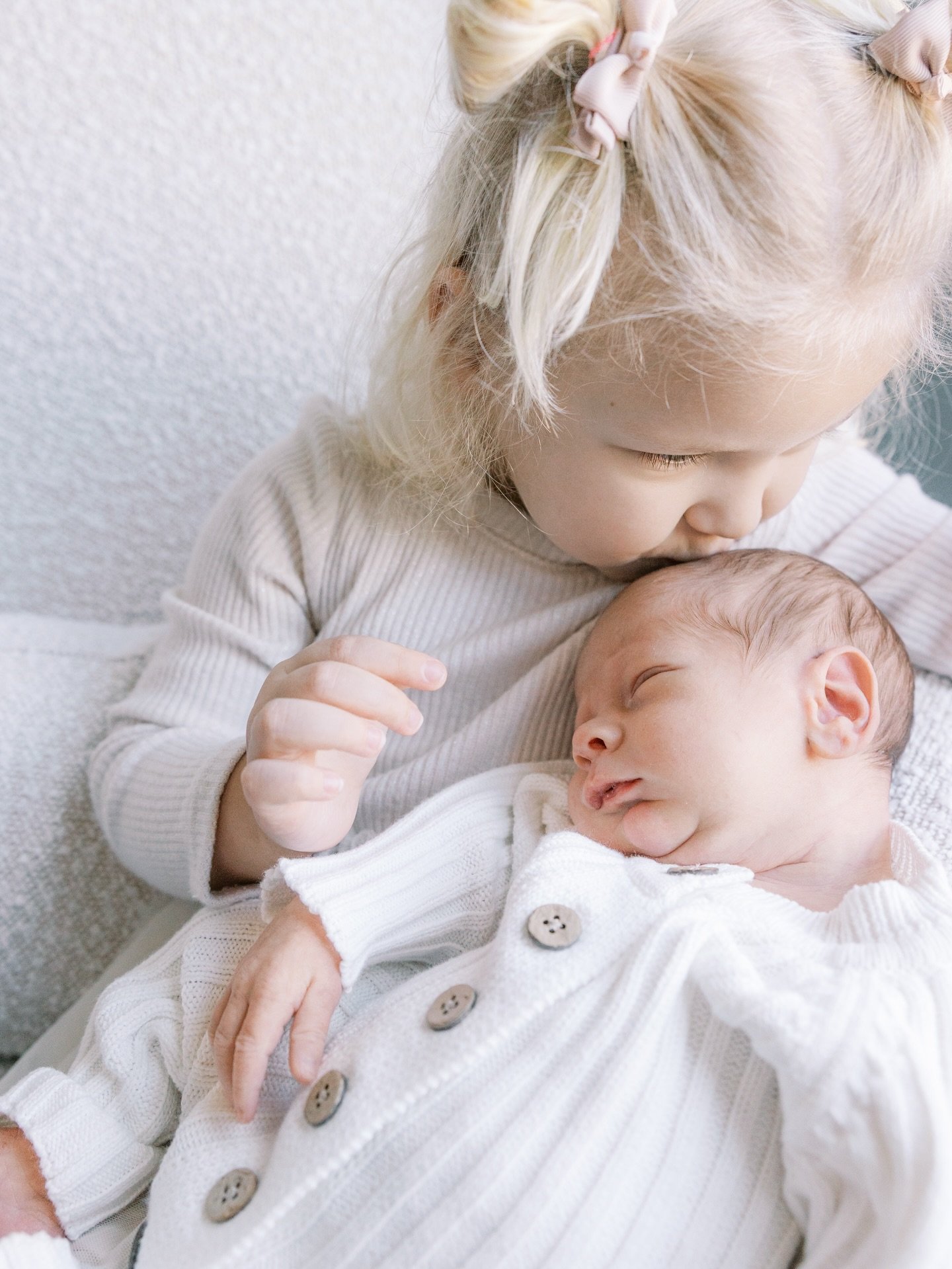 This is everything 🤍
A forehead kiss from big sister, a tiny newborn smirk, and that little hand wrapping around mom&rsquo;s finger.

Newborn sessions aren&rsquo;t just about the baby, they&rsquo;re about the family becoming something new, growing a