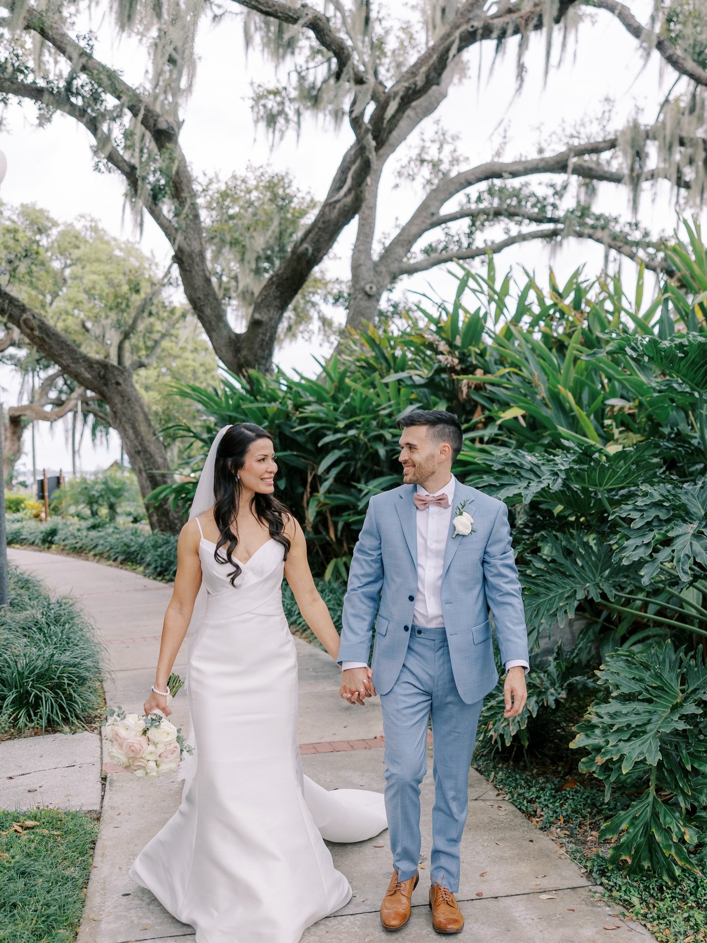 Mariel &amp; Jacob&rsquo;s wedding day was proof that intimate celebrations can be just as powerful ✨

Set in Tavares, FL, the seaplane capital of the state, @tavarespaviliononthelake offered a grand winding staircase, lush tropical greenery tucked a