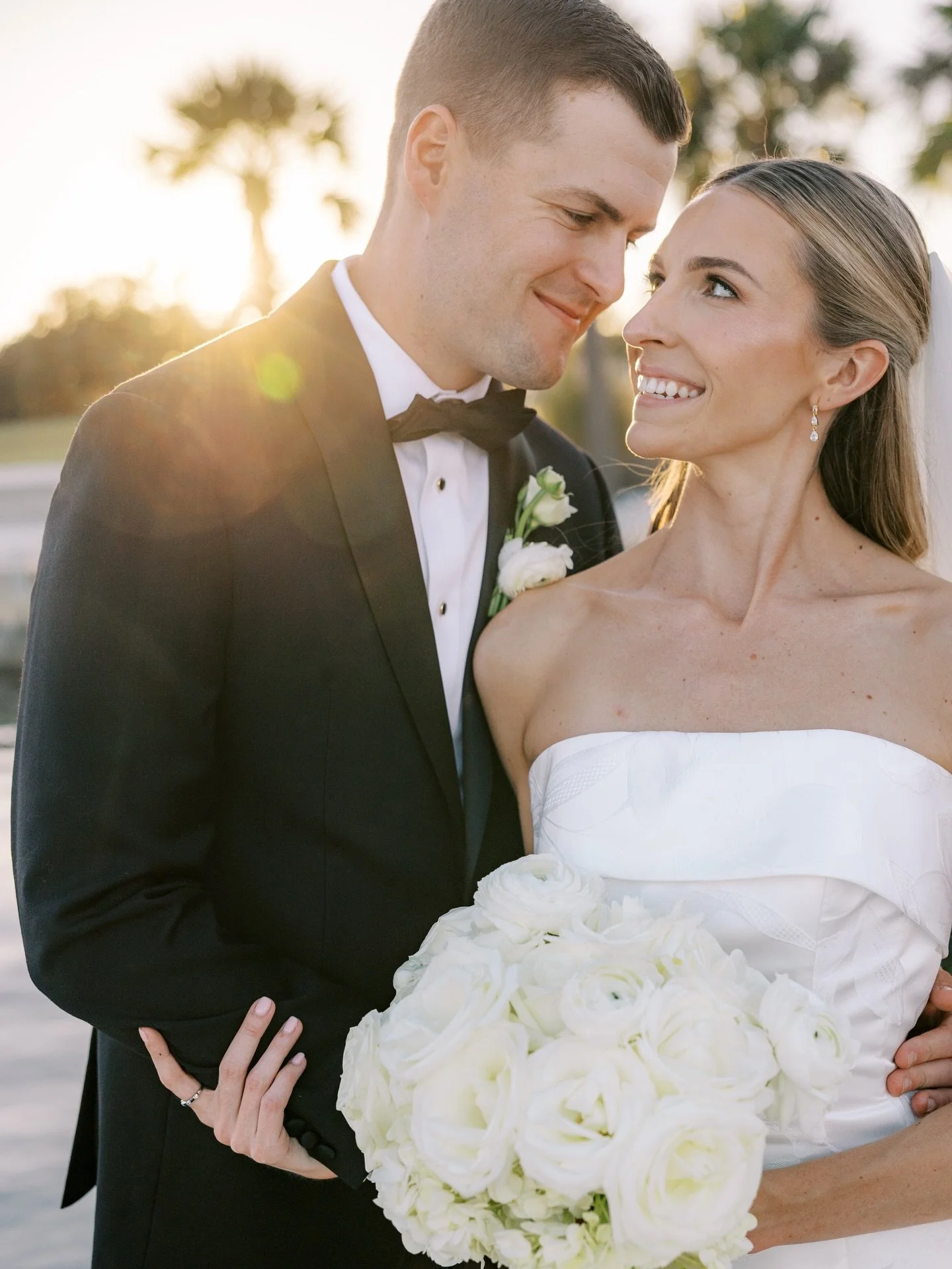 Bailey &amp; John&rsquo;s full gallery was officially delivered this weekend ✨

A modern, elegant waterfront celebration at the Tampa River Center, skyline views, and the dreamiest golden hour portraits under the palm trees.

The sun was glowing, the