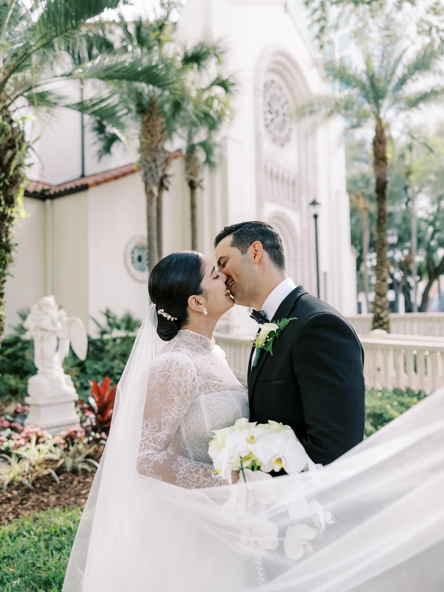 Last week&rsquo;s wedding lit a creative fire I can&rsquo;t shake 🤍 

Four more weddings over the next three weeks and I&rsquo;m so ready to lean in and push creatively ✨

HMU: @juliana.makeuphair 

#orlandoweddingphotographer #orlandoweddings #tamp