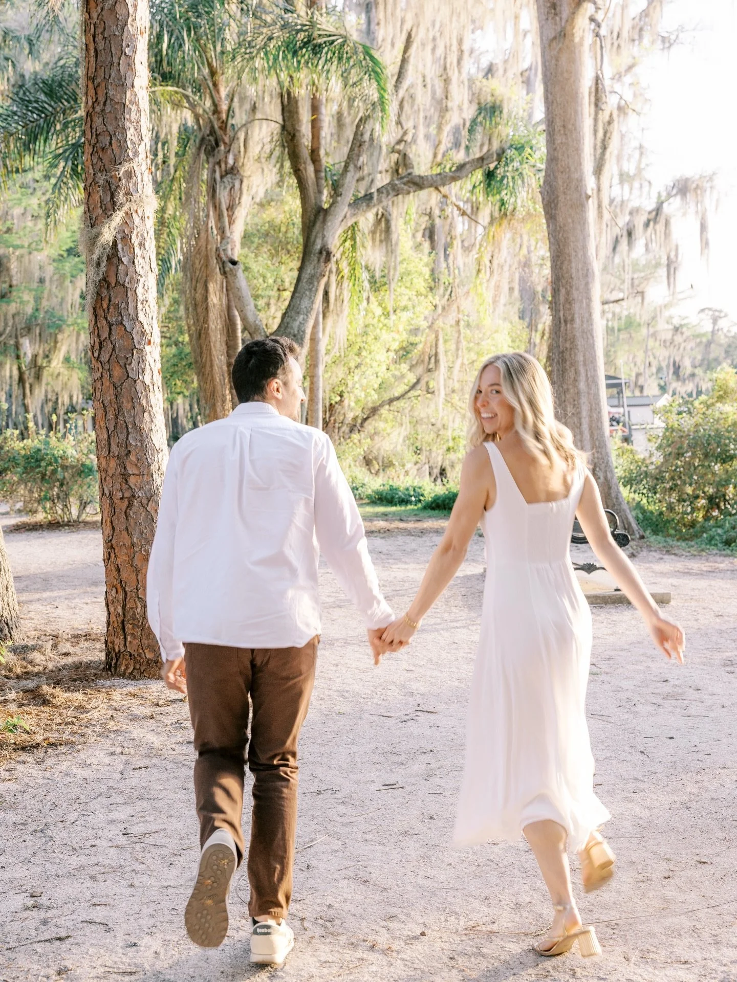 It&rsquo;s wedding day for Emma and DJ! ✨

They explained wanting exactly what I wanted on my own wedding day: time to enjoy the whole thing with each other, family and friends, while getting bright, joyful photos to remember it by. 

We built their 