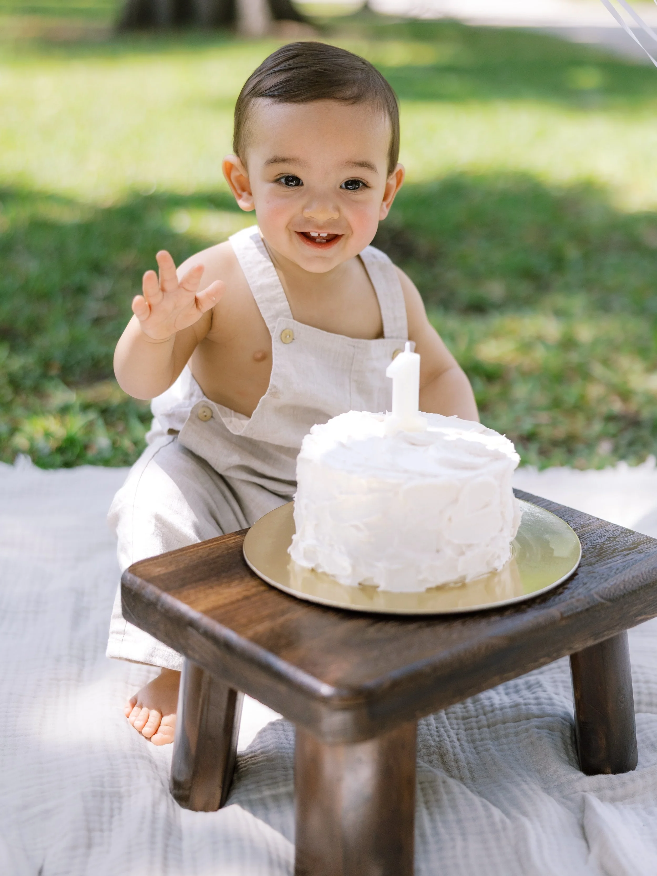 Some babies absolutely love cake smashes&hellip; and some would rather not 😂🫶🏼

This little buddy needed some warming up, but I know my own little guy wanted absolutely nothing to do with his about a month ago. Swipe to the end for proof that even
