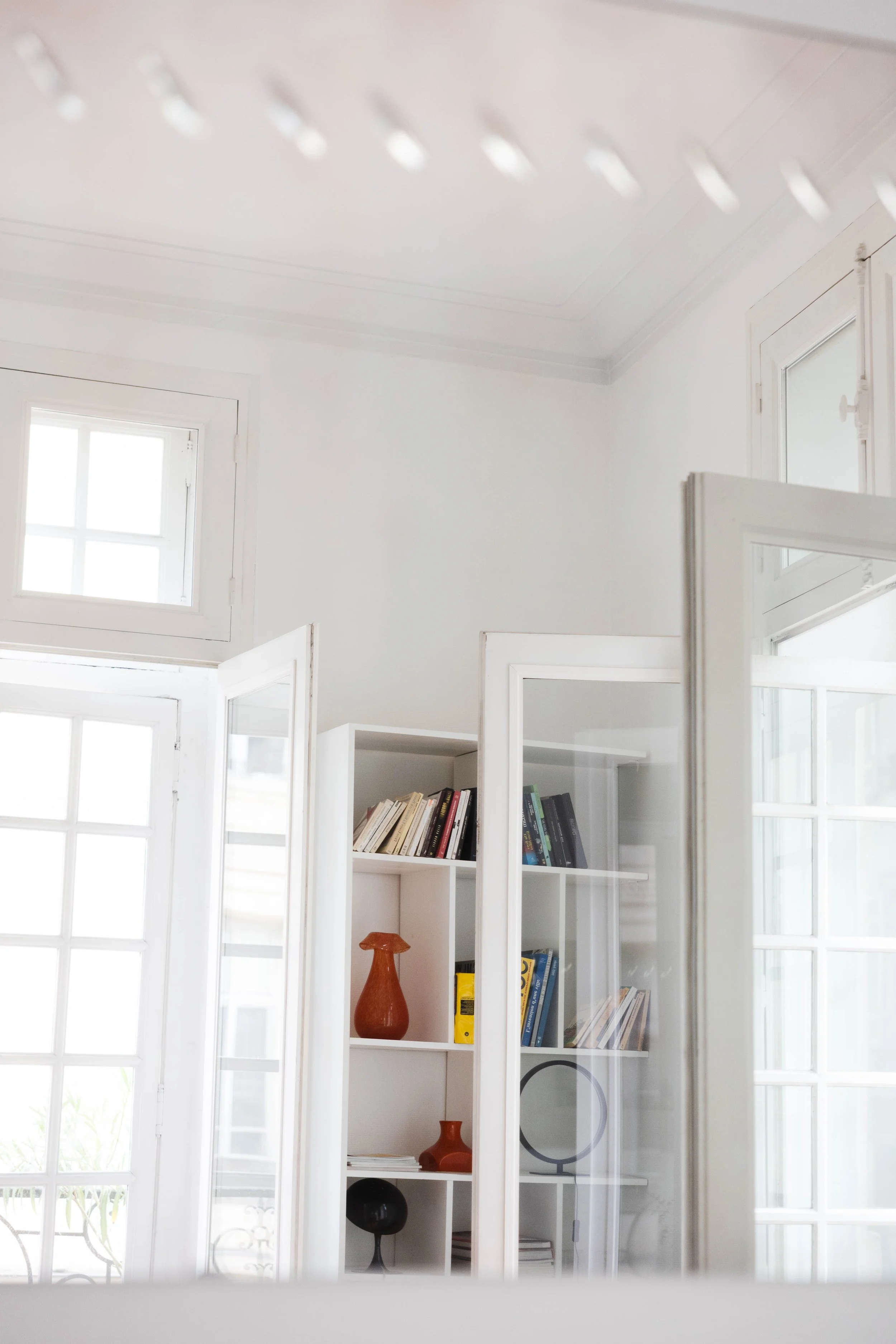 organized home shelf no clutter