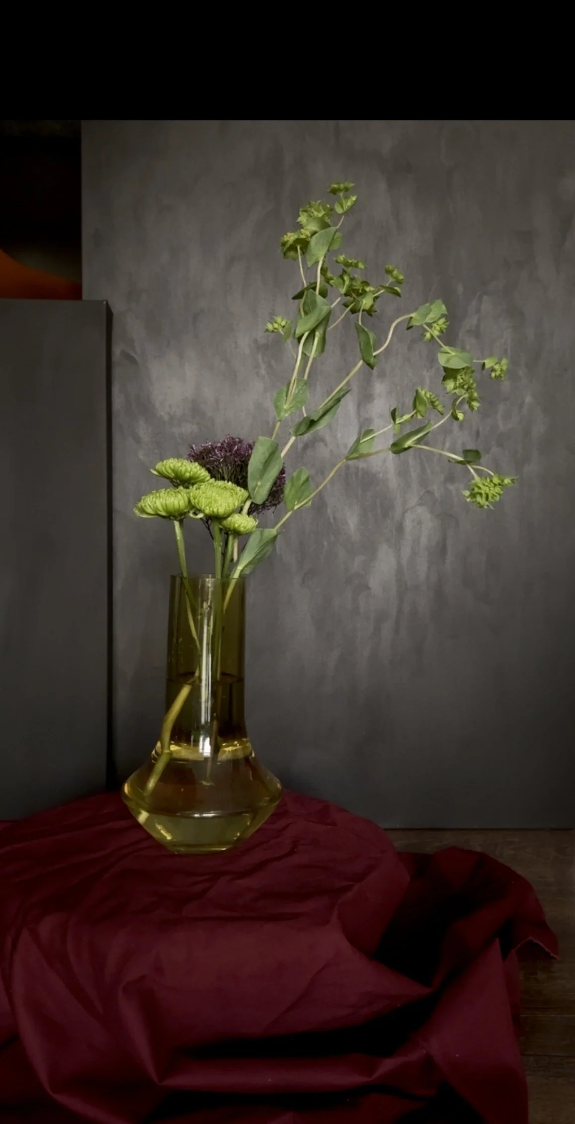 Ikebana-Inspired Line Arrangement — a minimal, architectural composition with clean stem lines and airy movement in an amber-toned vessel.