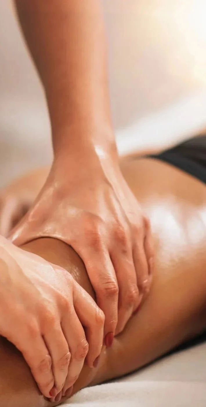 Nahaufnahme wie ein Bein massiert wird.