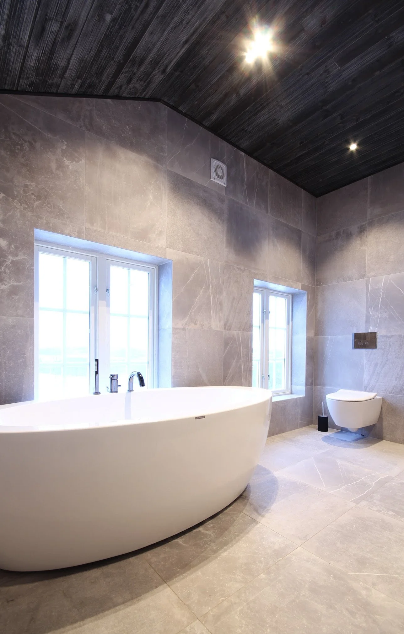 Badekar og toalett i nyoppusset bad - Oppdal