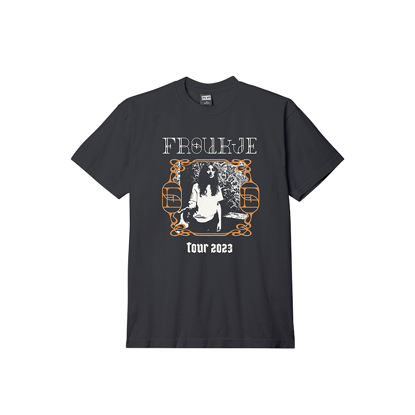 2023_FROUKJE_TOUR_D2_TEE front background.png