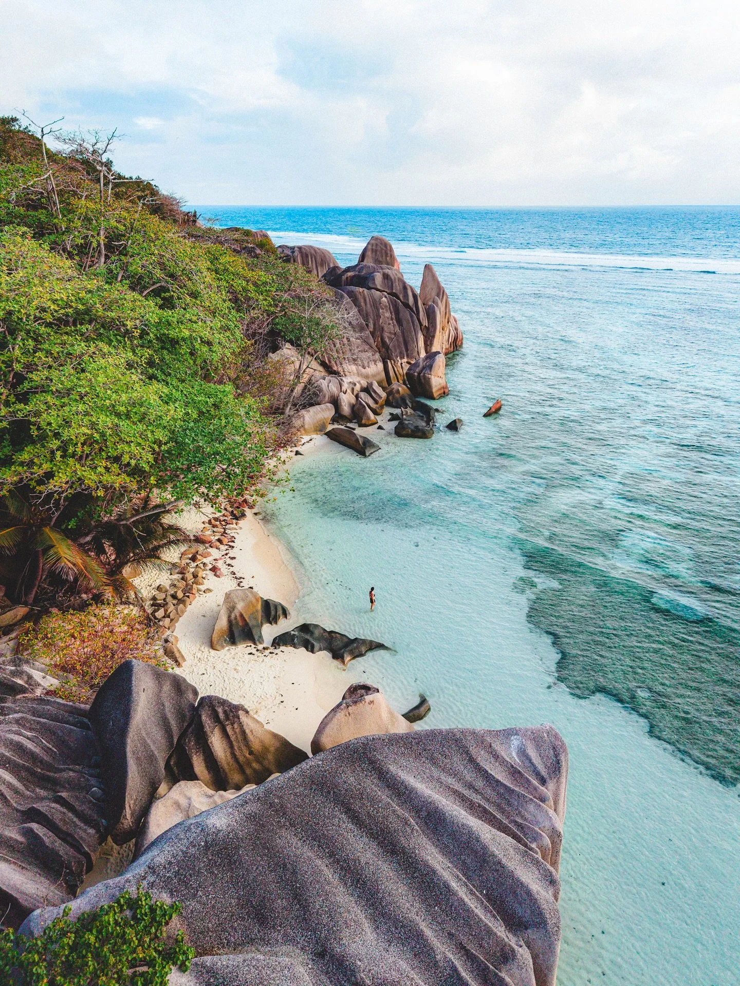 La Digue est s&ucirc;rement l&rsquo;un de ces endroits suspendus dans le temps, o&ugrave; l&rsquo;ambiance unique de l&rsquo;&icirc;le vous porte doucement vers une parenth&egrave;se de paradis. 🥰

C&rsquo;est un lieu o&ugrave; tout semble beau, o&u