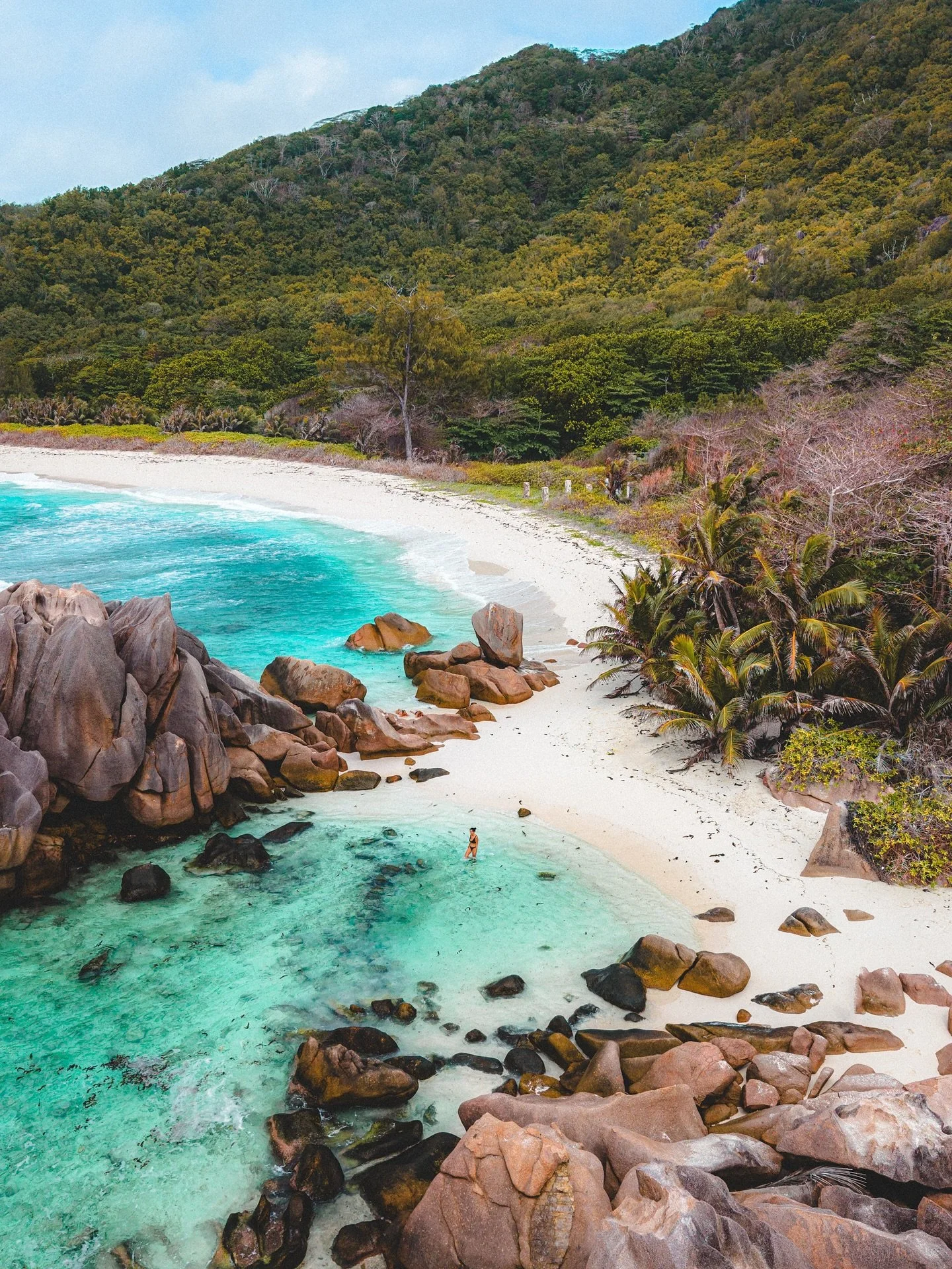 Aaaah Anse Cocos&hellip; La premi&egrave;re vraie claque visuelle de notre voyage aux Seychelles ! 🥰

Pour atteindre cette piscine naturelle, il faut emprunter un sentier de 30 &agrave; 40 minutes qui longe trois magnifiques anses sauvages. 🌴

C&rs