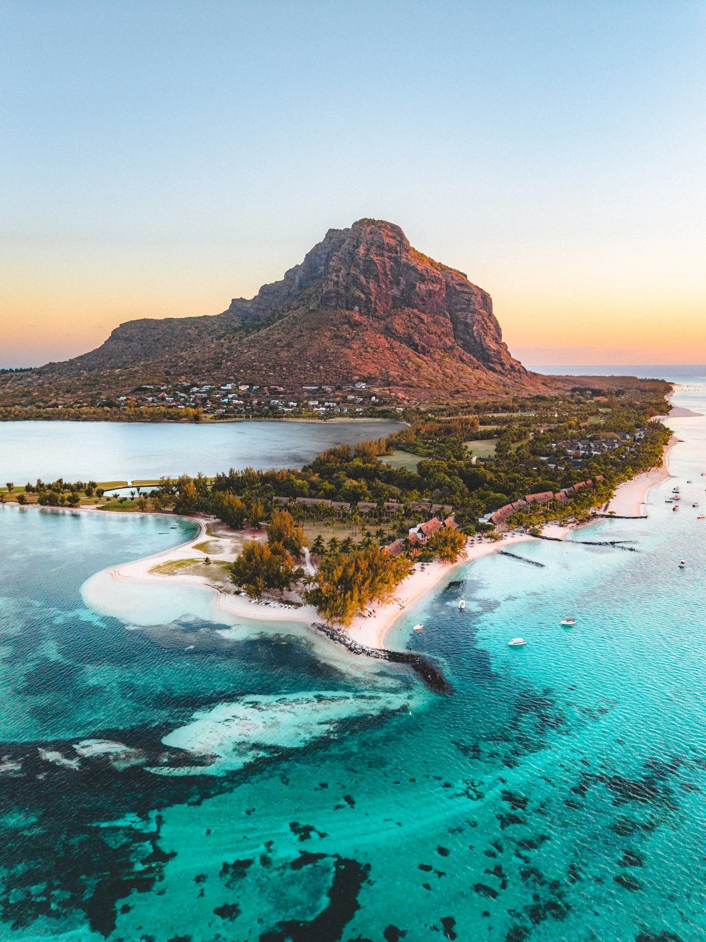 S&ucirc;rement l&rsquo;un de mes plus gros coups de c&oelig;ur &agrave; l&rsquo;&icirc;le Maurice ! 🥰
Le Morne Brabant et ses plages&hellip; un vrai petit paradis. 🏖️😍

Vous pouvez choisir de gravir cette montagne iconique ou simplement profiter d