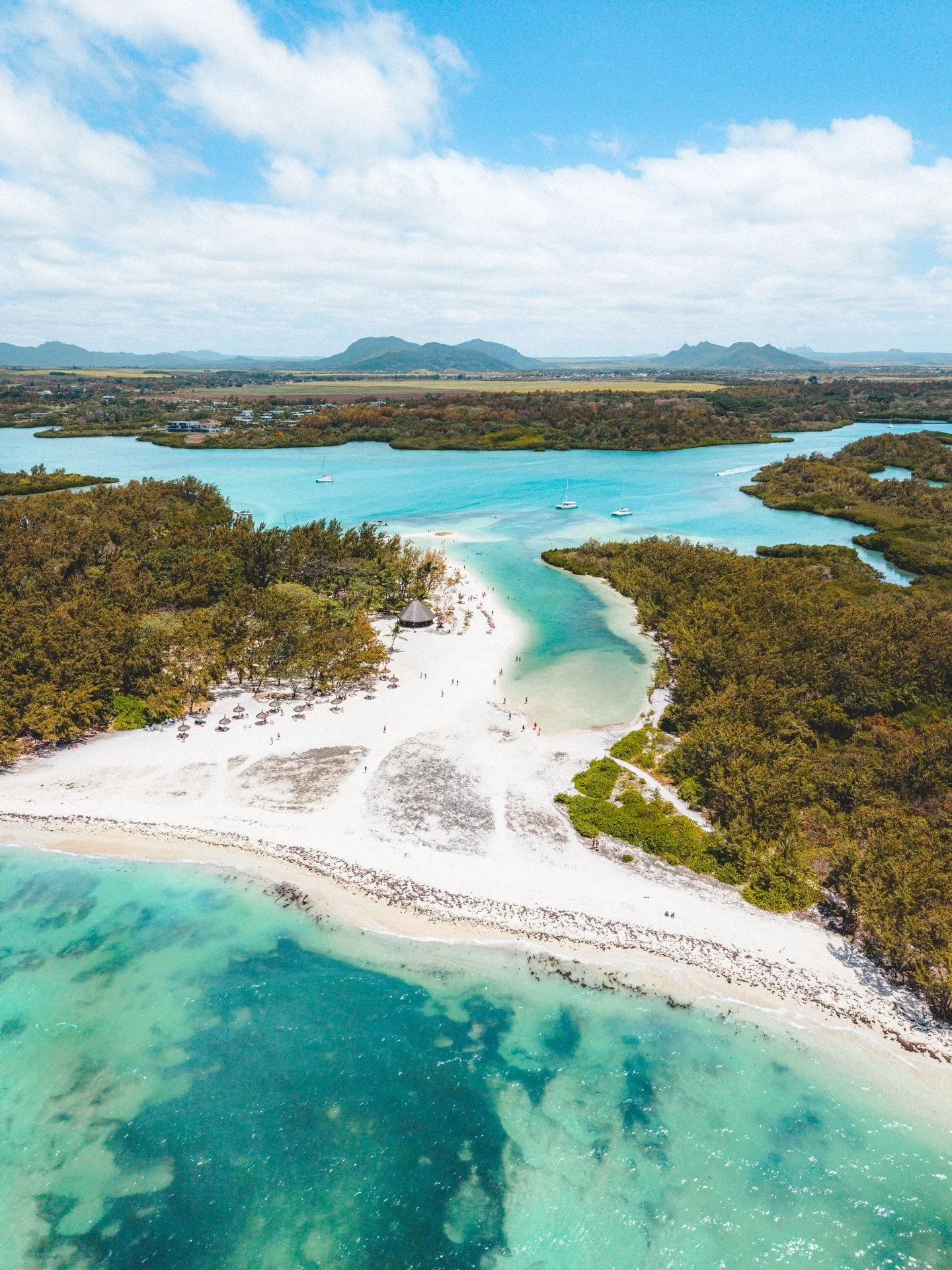 Voici mon top 5 des plus belles plages &agrave; l&rsquo;Ile Maurice pour continuer l&rsquo;hiver au soleil. ☀️ 

1 - La plage du Morne (voir post pr&eacute;c&eacute;dent)
2 - L&rsquo;&icirc;le aux Cerfs 
3 - L&rsquo;&icirc;le aux B&eacute;nitiers
4 -