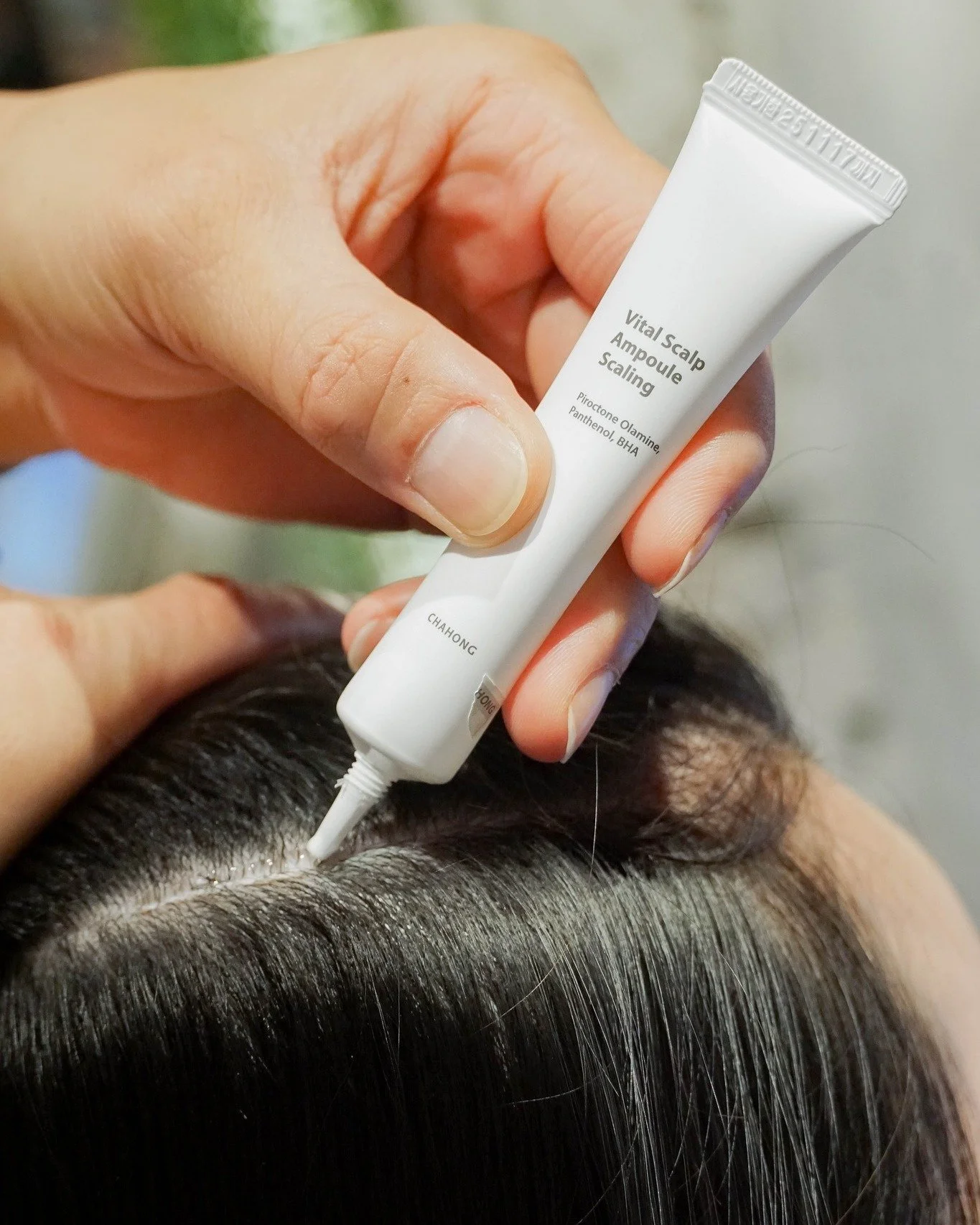 Bước tẩy tế b&agrave;o chết da đầu gi&uacute;p l&agrave;m sạch c&aacute;c tế b&agrave;o chết tr&ecirc;n da đầu, chăm s&oacute;c da đầu khỏe mạnh.
---
Hair Bar
BOOK NOW / LI&Ecirc;N HỆ: 090 990 43 03
https://www.hairbar.vn/book
___
78 Ngo Duc Ke, 1 ST