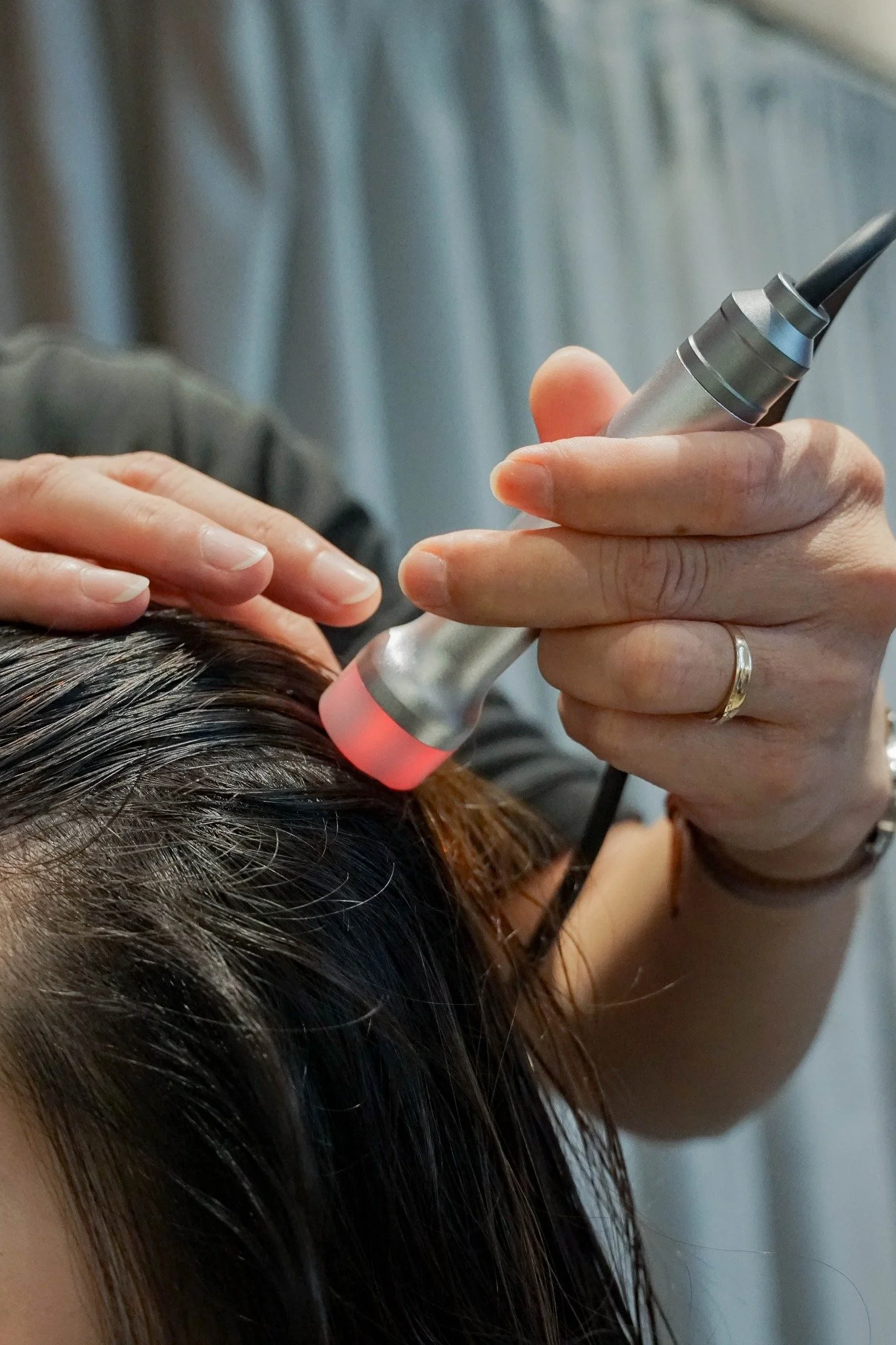 Đầu gia nhiệt RF gi&uacute;p tăng cường sự thẩm thấu của c&aacute;c chất dinh dưỡng cho da đầu, th&uacute;c đẩy tuần ho&agrave;n đầu v&agrave; th&ocirc;ng suốt c&aacute;c kinh mạch của da đầu.
---
Hair Bar
BOOK NOW / LI&Ecirc;N HỆ: 090 990 43 03
http