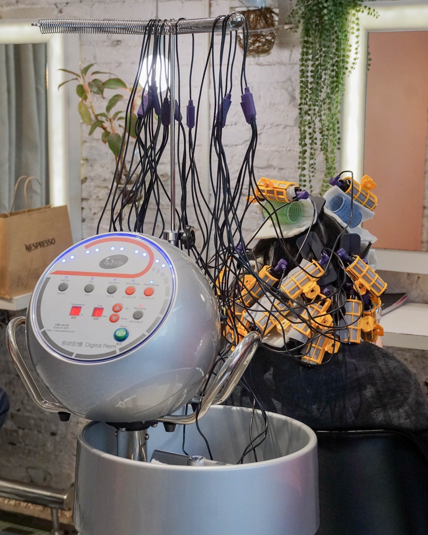 Đừng bỏ qua c&ocirc;ng nghệ uốn t&oacute;c mới tại Hair Bar gi&uacute;p m&aacute;i t&oacute;c uốn lu&ocirc;n  bồng bềnh v&agrave;o form v&agrave; chắc khỏe bạn nh&eacute;!
---
Hair Bar
BOOK NOW / LI&Ecirc;N HỆ: 090 990 43 03
https://www.hairbar.vn/bo