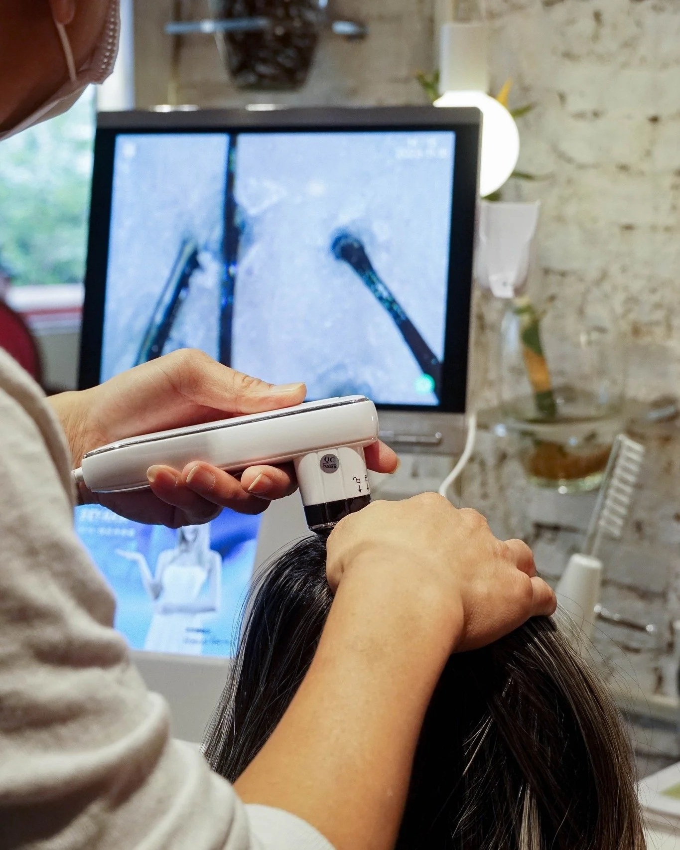 T&oacute;c đẹp bắt đầu từ da đầu khỏe. Soi da đầu l&agrave; bước bạn kh&ocirc;ng n&ecirc;n bỏ qua.
___
Hair Bar
BOOK NOW / LI&Ecirc;N HỆ: 090 990 43 03
https://www.hairbar.vn/book
___
78 Ngo Duc Ke, 1 ST Floor, D1, HCMC
#newgenerationstylists #proudl