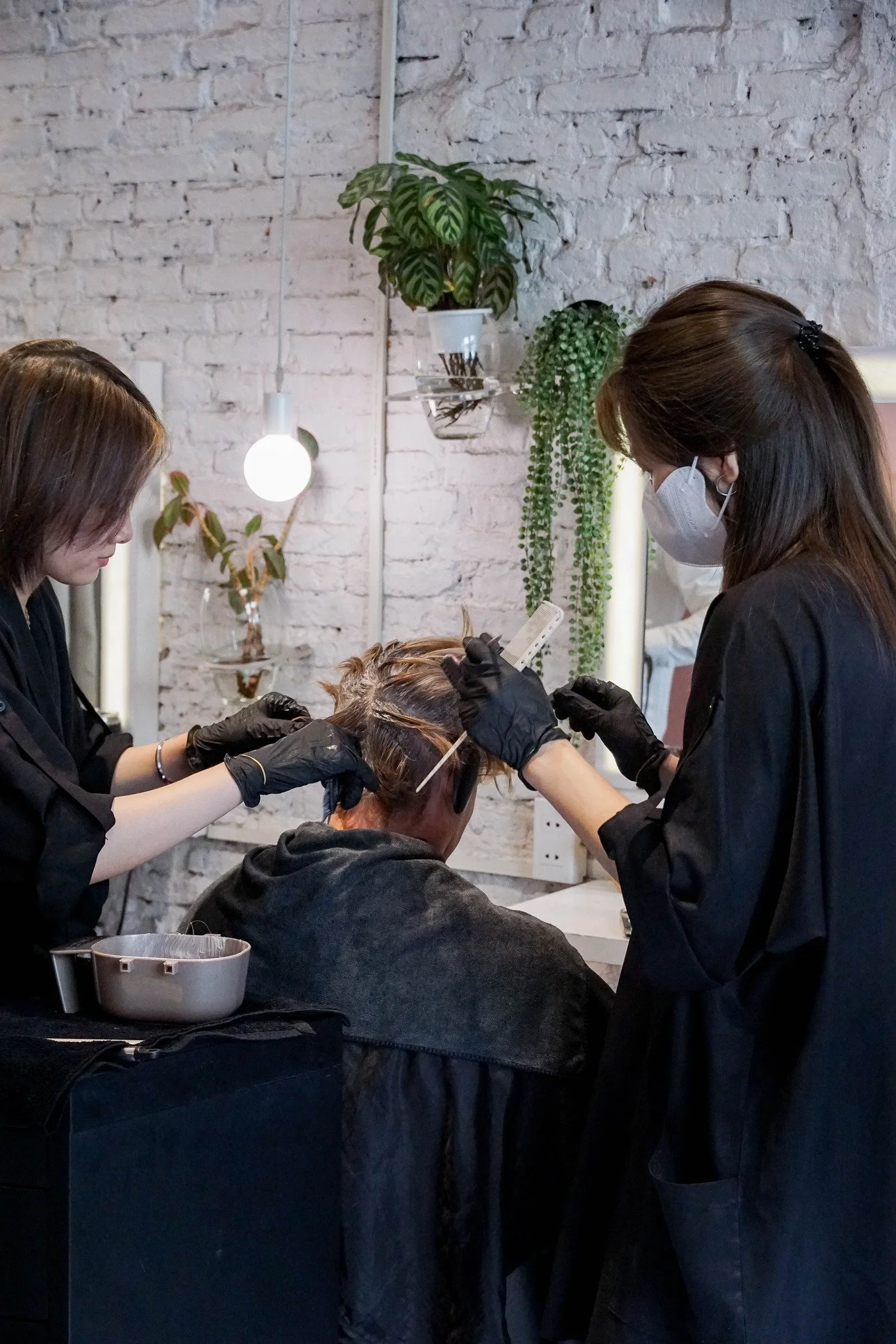 Một m&agrave;u t&oacute;c đẹp kh&ocirc;ng chỉ l&agrave; &ldquo;b&ocirc;i thuốc l&ecirc;n t&oacute;c&rdquo;. Mỗi bước đều ảnh hưởng trực tiếp đến độ chuẩn v&agrave; độ bền của m&agrave;u t&oacute;c.
___
Hair Bar
BOOK NOW / LI&Ecirc;N HỆ: 090 990 43 03