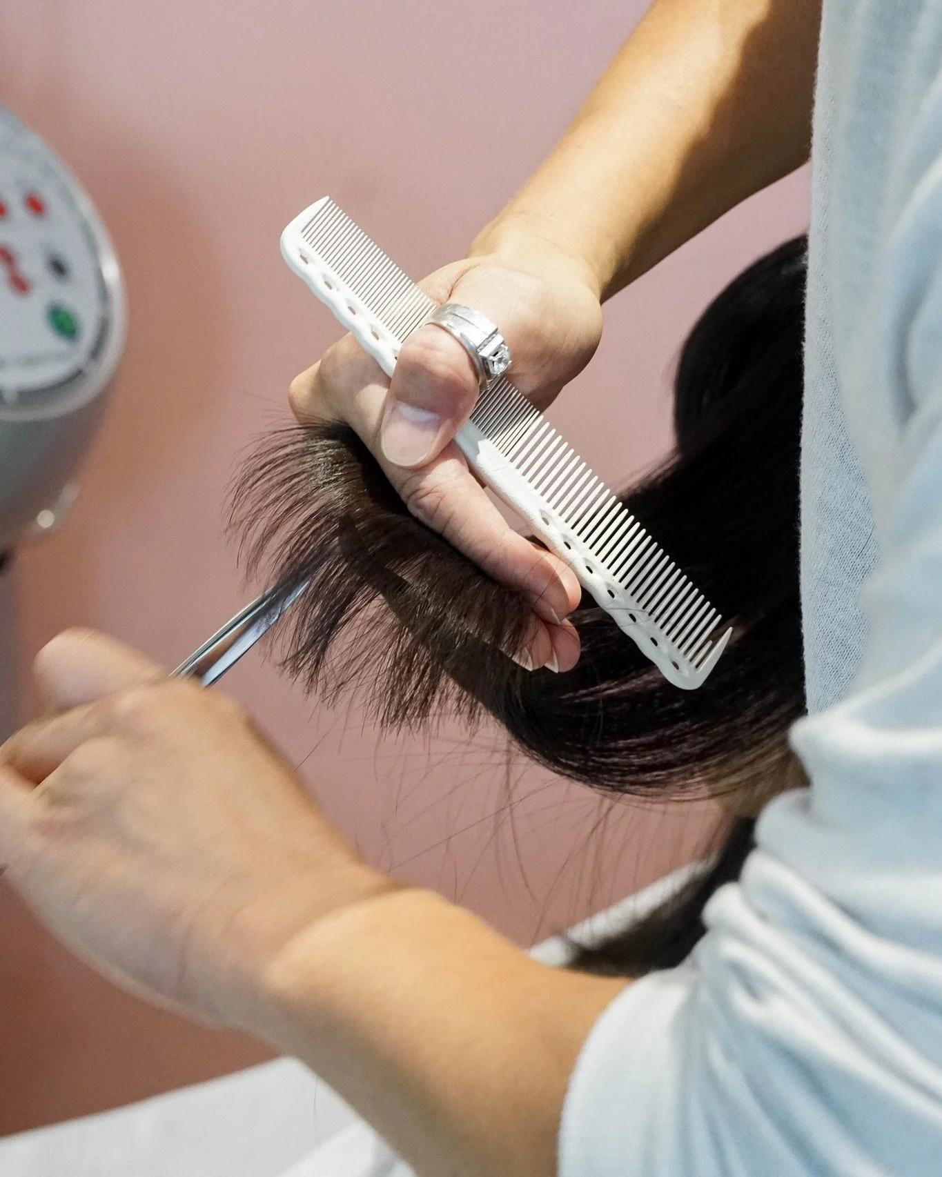 Chỉ cần tỉa 1&ndash;2cm phần đu&ocirc;i t&oacute;c cũng c&oacute; thể gi&uacute;p m&aacute;i t&oacute;c tr&ocirc;ng khỏe hơn.
___
Hair Bar
BOOK NOW / LI&Ecirc;N HỆ: 090 990 43 03
https://www.hairbar.vn/book
___
78 Ngo Duc Ke, 1 ST Floor, D1, HCMC
#ne