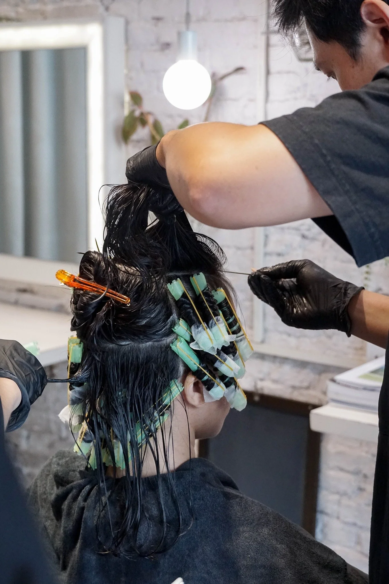 Trong uốn t&oacute;c, c&aacute;ch quấn ống ảnh hưởng trực tiếp đến:
- Độ to của lọn t&oacute;c
- Hướng rơi của t&oacute;c
- Độ tự nhi&ecirc;n của kiểu uốn
___
Hair Bar
BOOK NOW / LI&Ecirc;N HỆ: 090 990 43 03
https://www.hairbar.vn/book
___
78 Ngo Duc