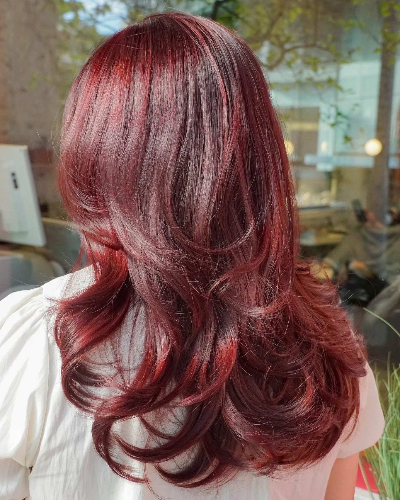 Lưu &yacute;: t&oacute;c đỏ tuy rất thu h&uacute;t nhưng dễ phai hơn c&aacute;c m&agrave;u kh&aacute;c, n&ecirc;n d&ugrave;ng dầu gội d&agrave;nh ri&ecirc;ng cho t&oacute;c nhuộm để giữ m&agrave;u l&acirc;u hơn.
___
Hair Bar
BOOK NOW / LI&Ecirc;N HỆ: