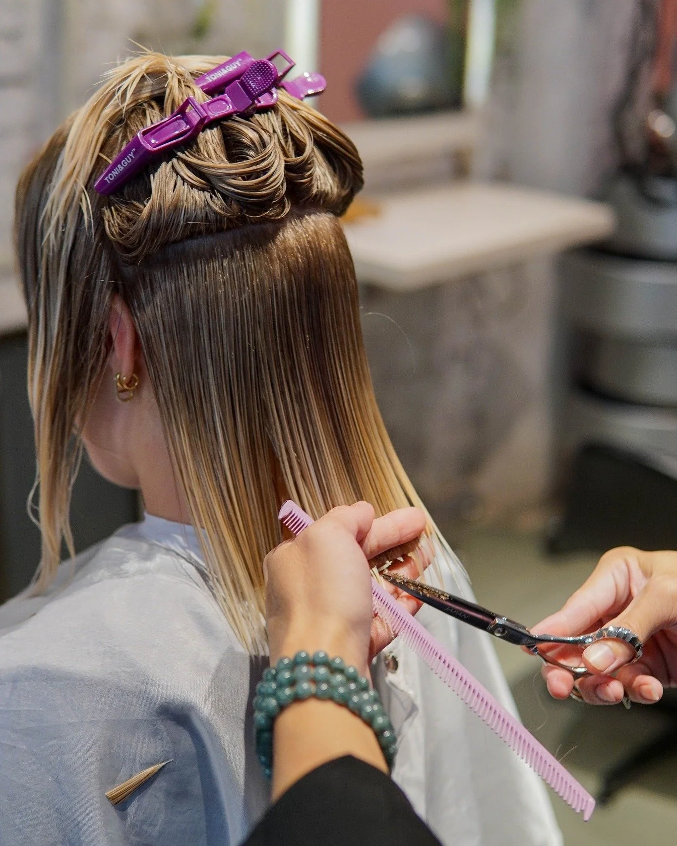 Trung b&igrave;nh 4&ndash;6 tuần n&ecirc;n tỉa lại nếu muốn giữ form t&oacute;c bob &ldquo;chuẩn salon&rdquo;.
___
Hair Bar
BOOK NOW / LI&Ecirc;N HỆ: 090 990 43 03
https://www.hairbar.vn/book
___
78 Ngo Duc Ke, 1 ST Floor, D1, HCMC
#newgenerationstyl