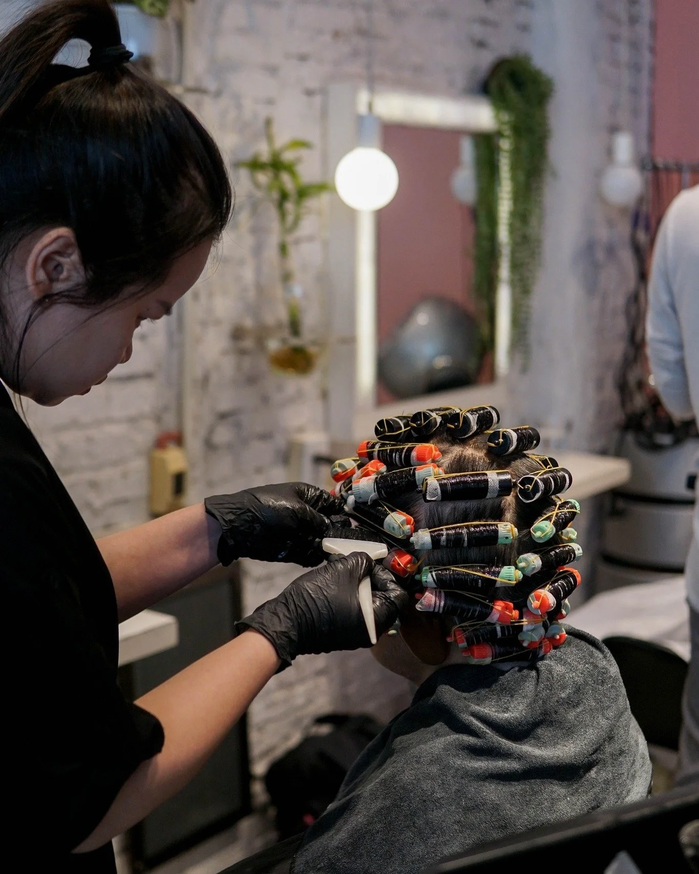 C&ugrave;ng một loại thuốc, nhưng c&aacute;ch quấn l&ocirc; kh&aacute;c nhau &rarr; ra kiểu xoăn kh&aacute;c nhau.
___
Hair Bar
BOOK NOW / LI&Ecirc;N HỆ: 090 990 43 03
https://www.hairbar.vn/book
___
78 Ngo Duc Ke, 1 ST Floor, D1, HCMC
#newgeneration