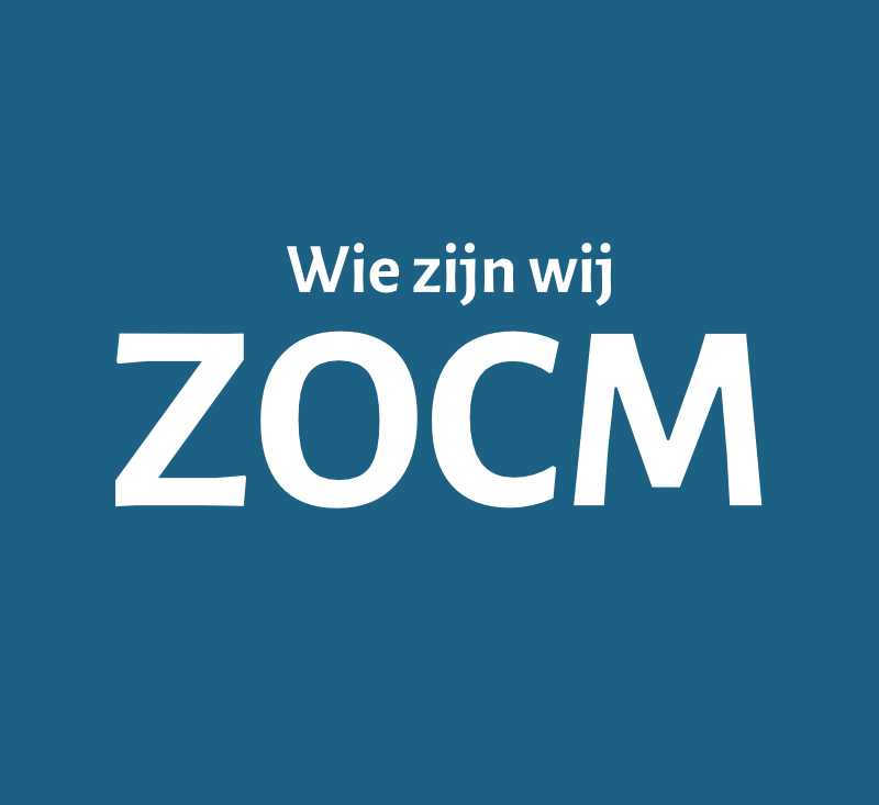 Een blauwe achtergrond met witte tekst die vraagt: 'Wie zijn wij ZOCM'.