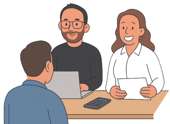 Twee mensen praten met een klant die aan een bureau zit, terwijl een vrouw met papieren glimlachend erbij staat.