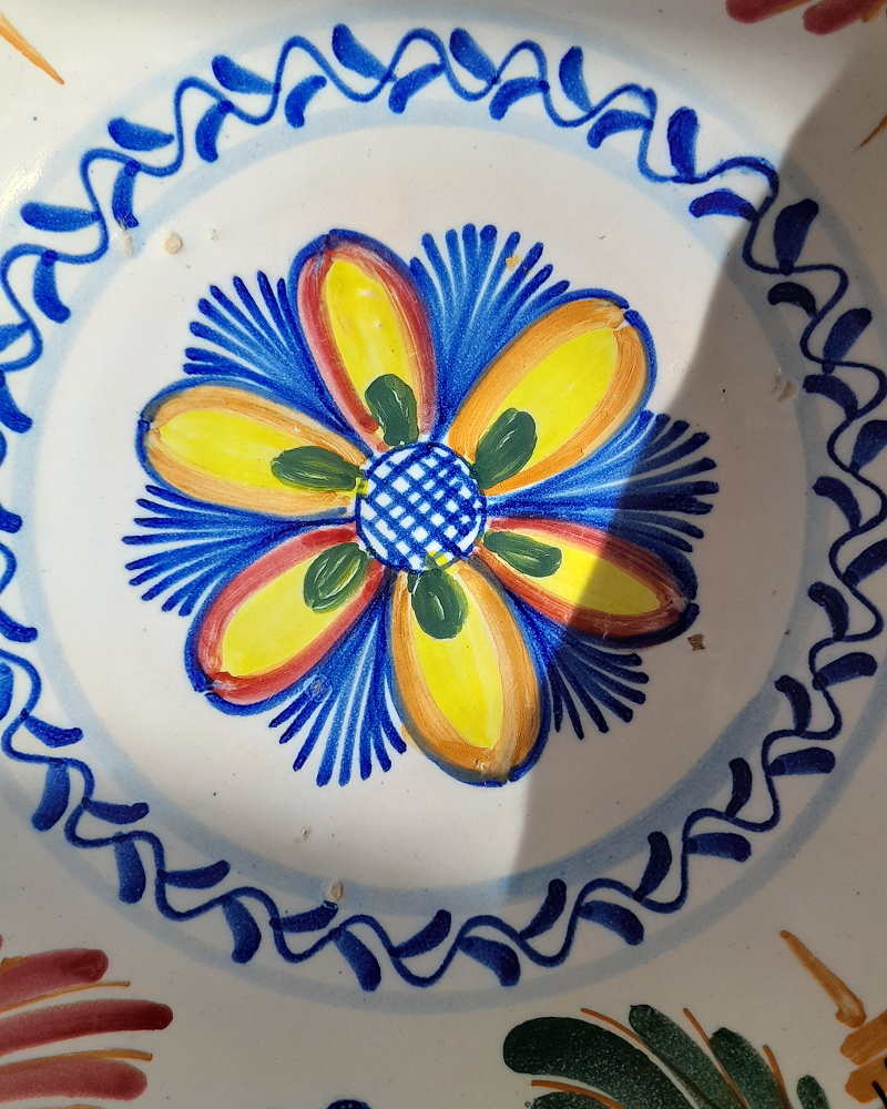 Vintage Decorative “Palmas” Plate - Detail - CASA PLETORICA.png