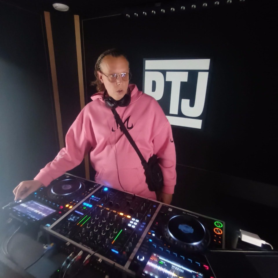 DJ B&euro;N ALI&euro;N aka @dj.benalien &eacute;tait en direct chez @plugthejackstudios 
Work out play hard !