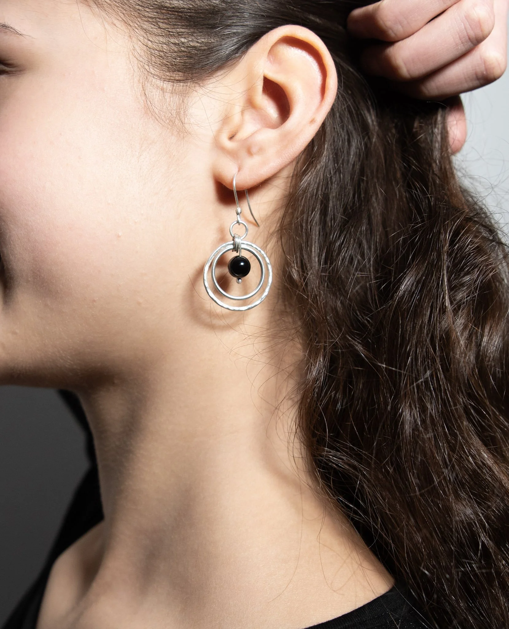 Silver "Pomona" double hoop earrings, with black agate bead and hammer-texturing