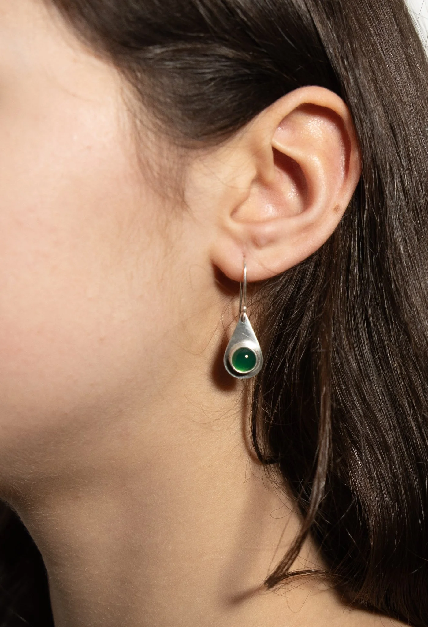 Silver "Victoria" earrrings, 8mm cabochon, green agate