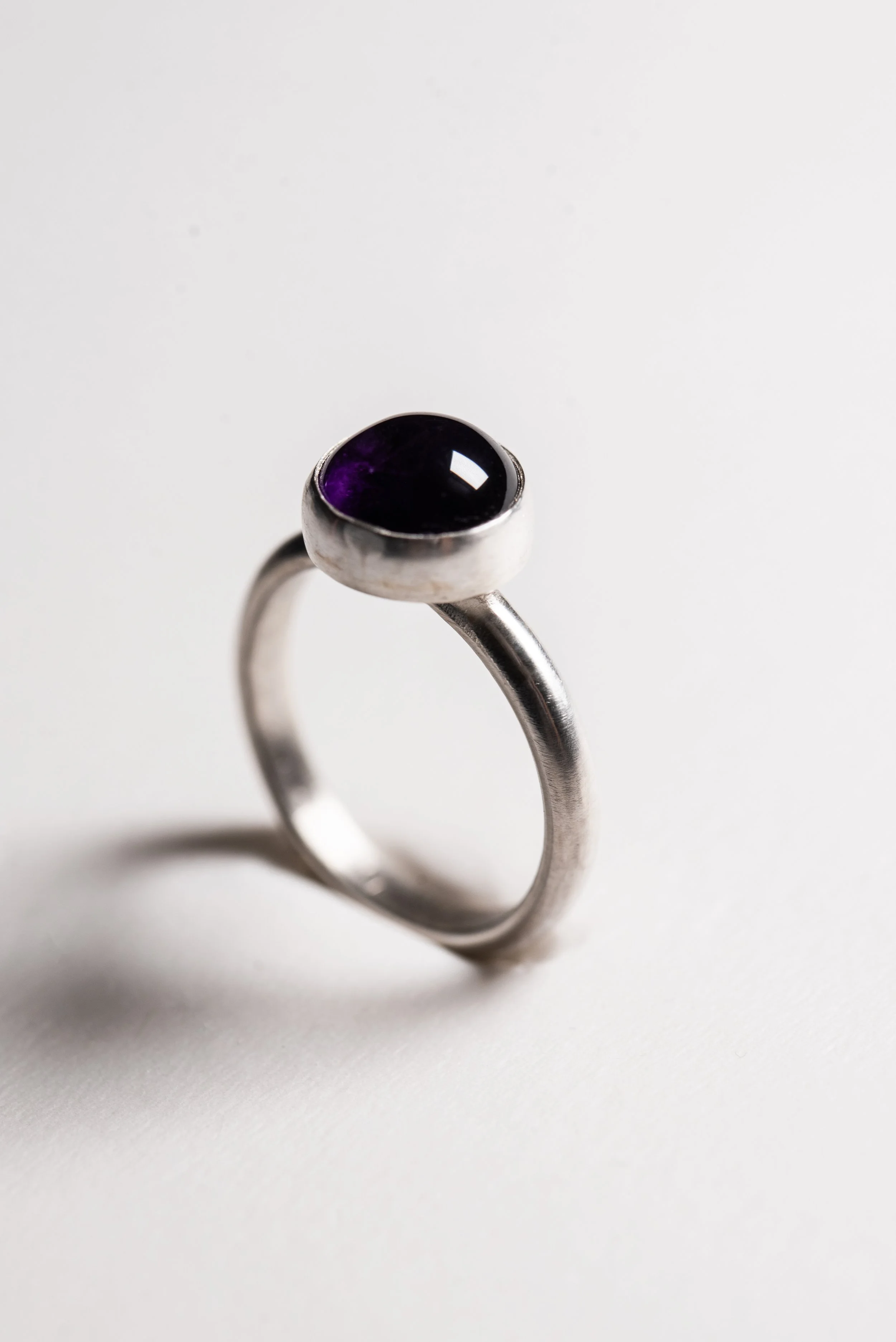 silver-ring-victoria-10mm-cabochon-amethyst-8.jpg