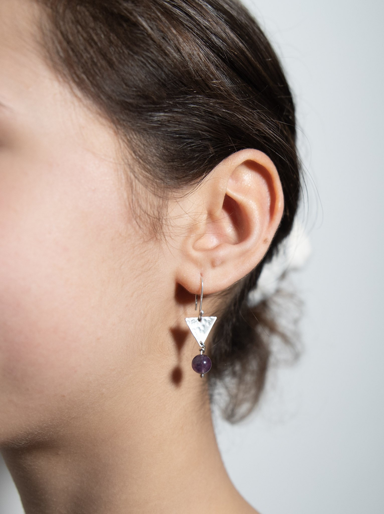 Silver "Pomona" earrings, triangular geometric design with amethyst beads