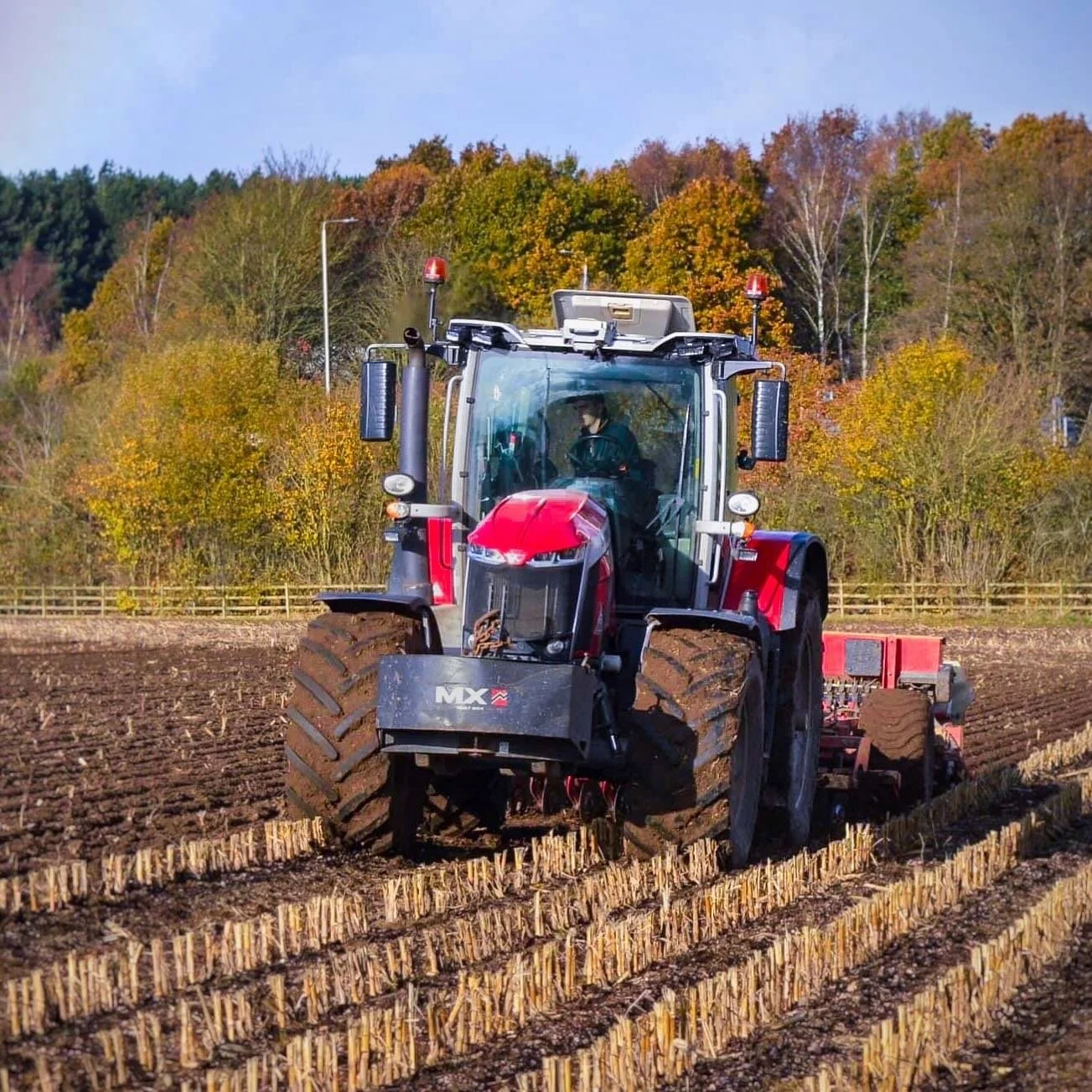 Out with this stunning Massey 8S 265 working with the Vaderstad top down. 

What are your thoughts on the 8S?

Operator - @alex_odling 

#massey #masseyferguson #masseyferguson265 #masseyferguson8s #v&auml;derstad #topdown #vaderstadtopdown #soil #fo