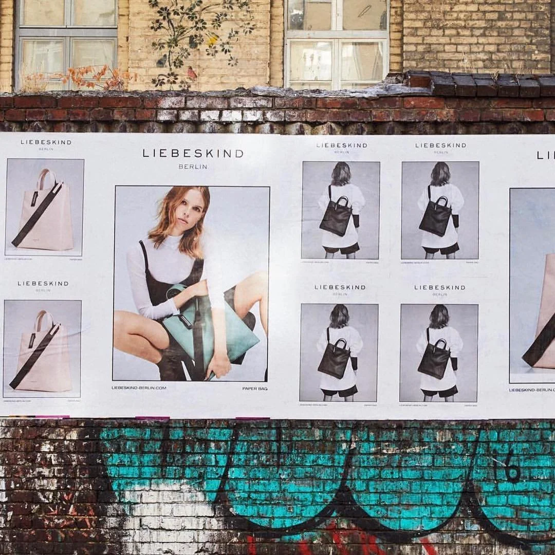 Werbung für die Modemarke Liebeskind Berlin mit Bildern von Taschen und einem Model, das verschiedene Taschen trägt.