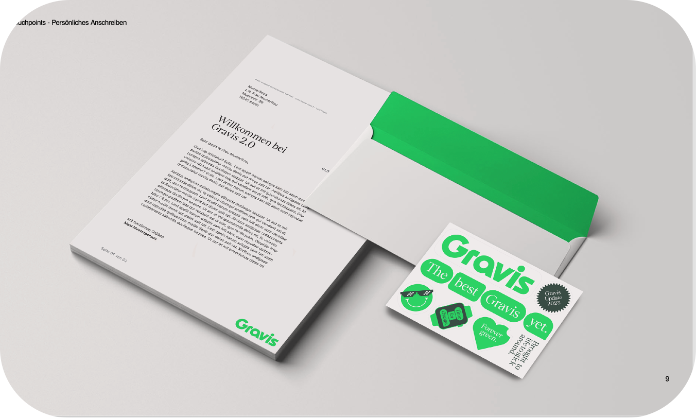 Briefumschläge und Briefpapier mit dem Logo und grünem Akzent von Gravis