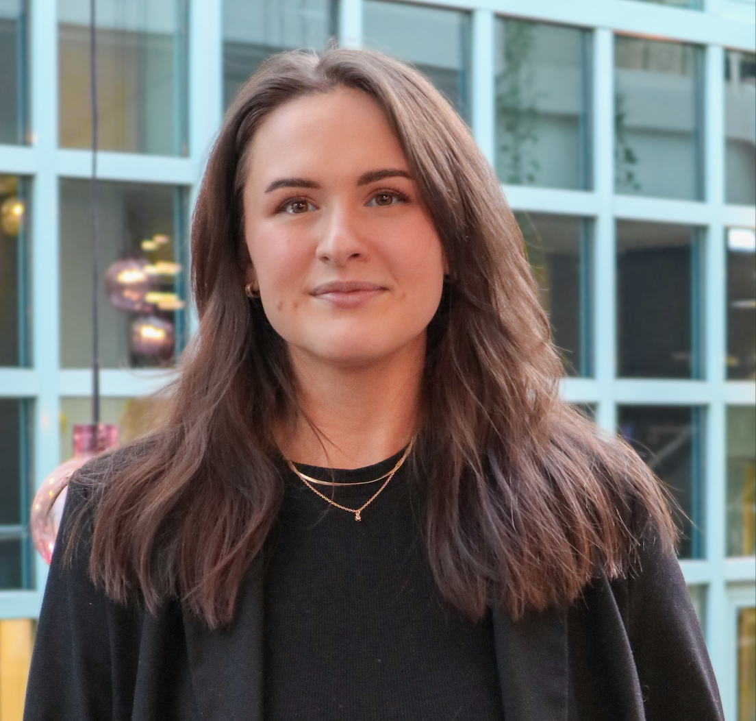 Meg som ser mot kameraet