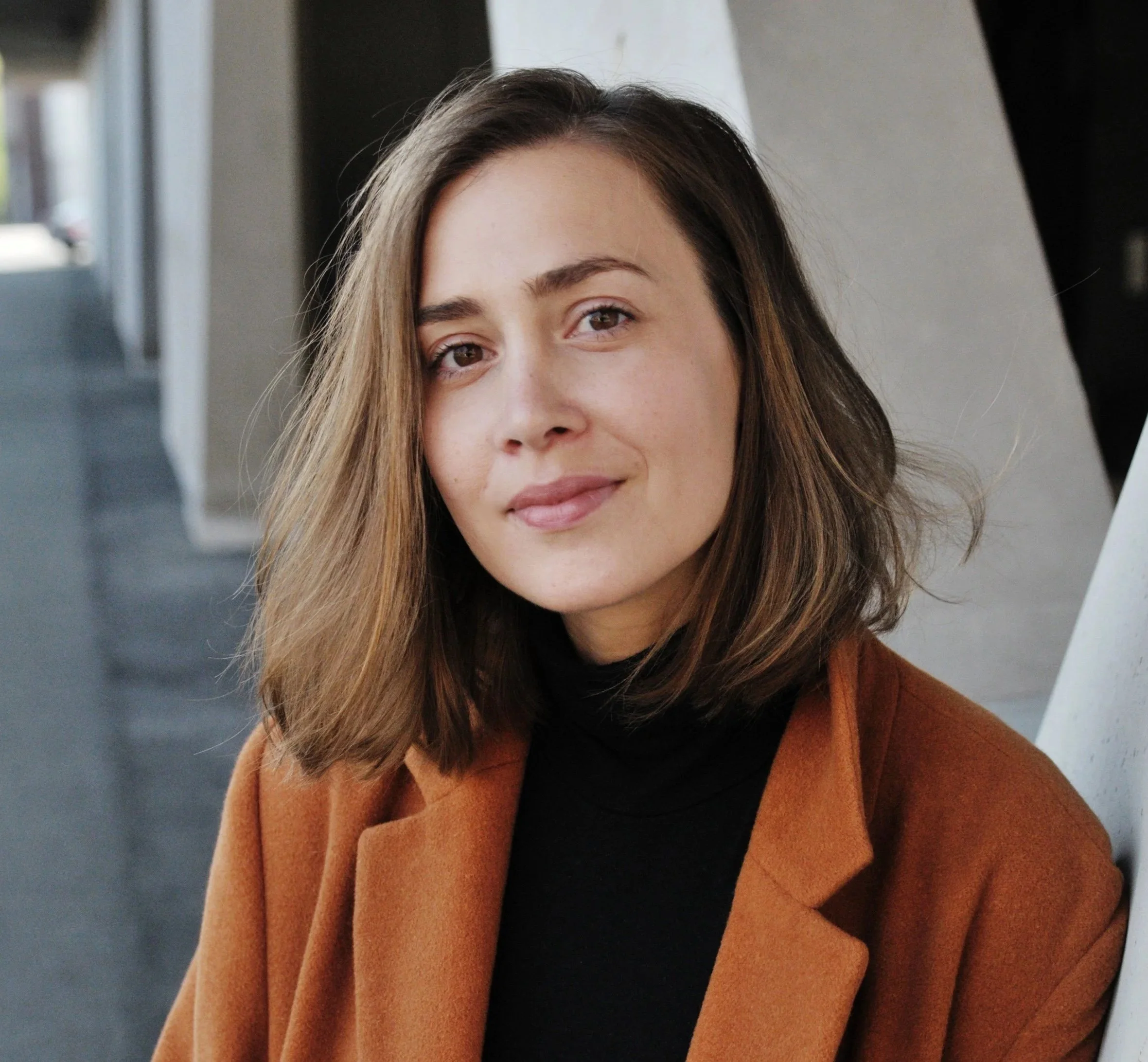 Christina Lindner, Video Coach für selbstbewusstes Auftreten vor der Kamera, Portrait mit Blick in die Kamera